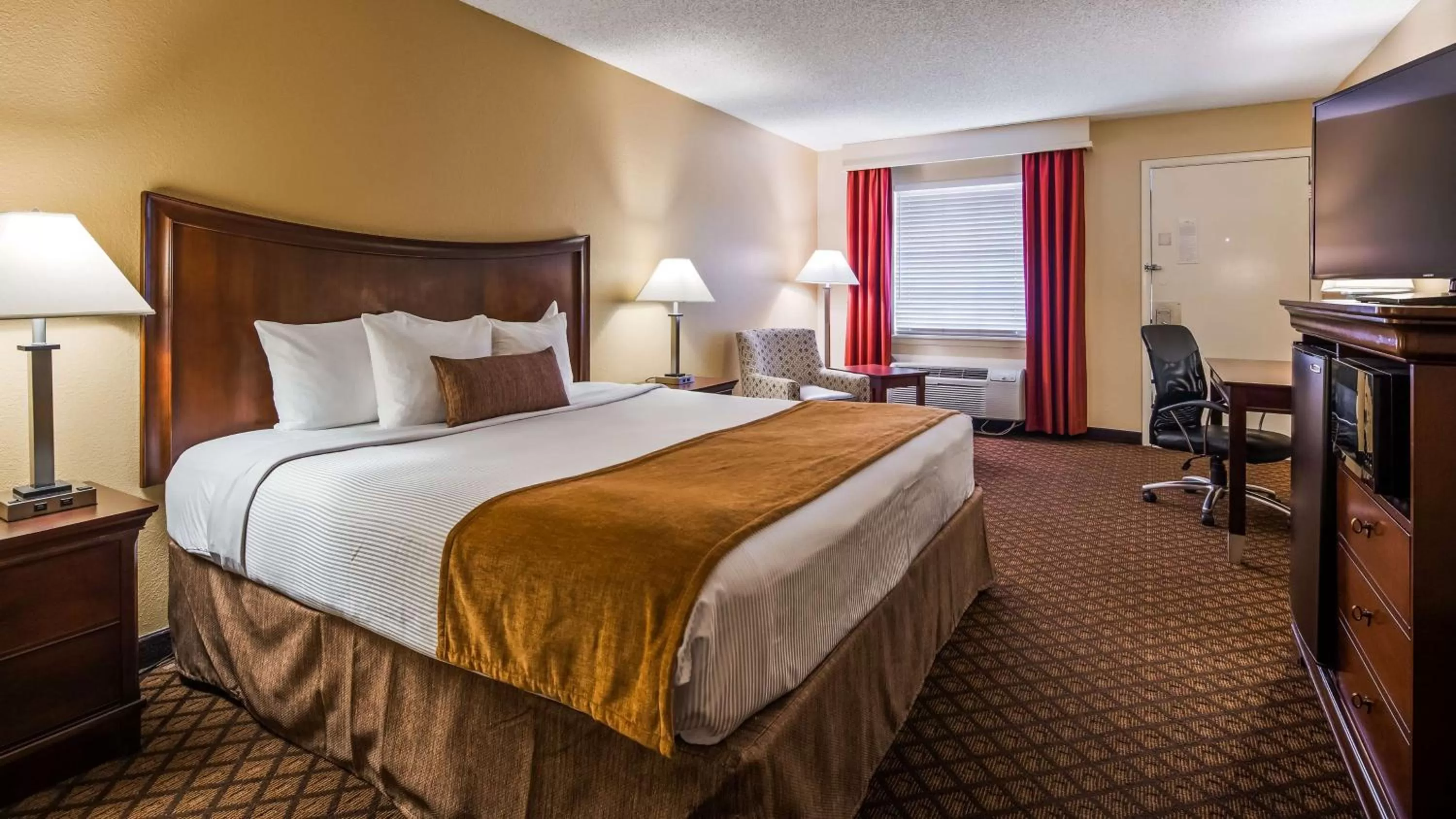 King Room - Disability Access Tub in Best Western Coach House