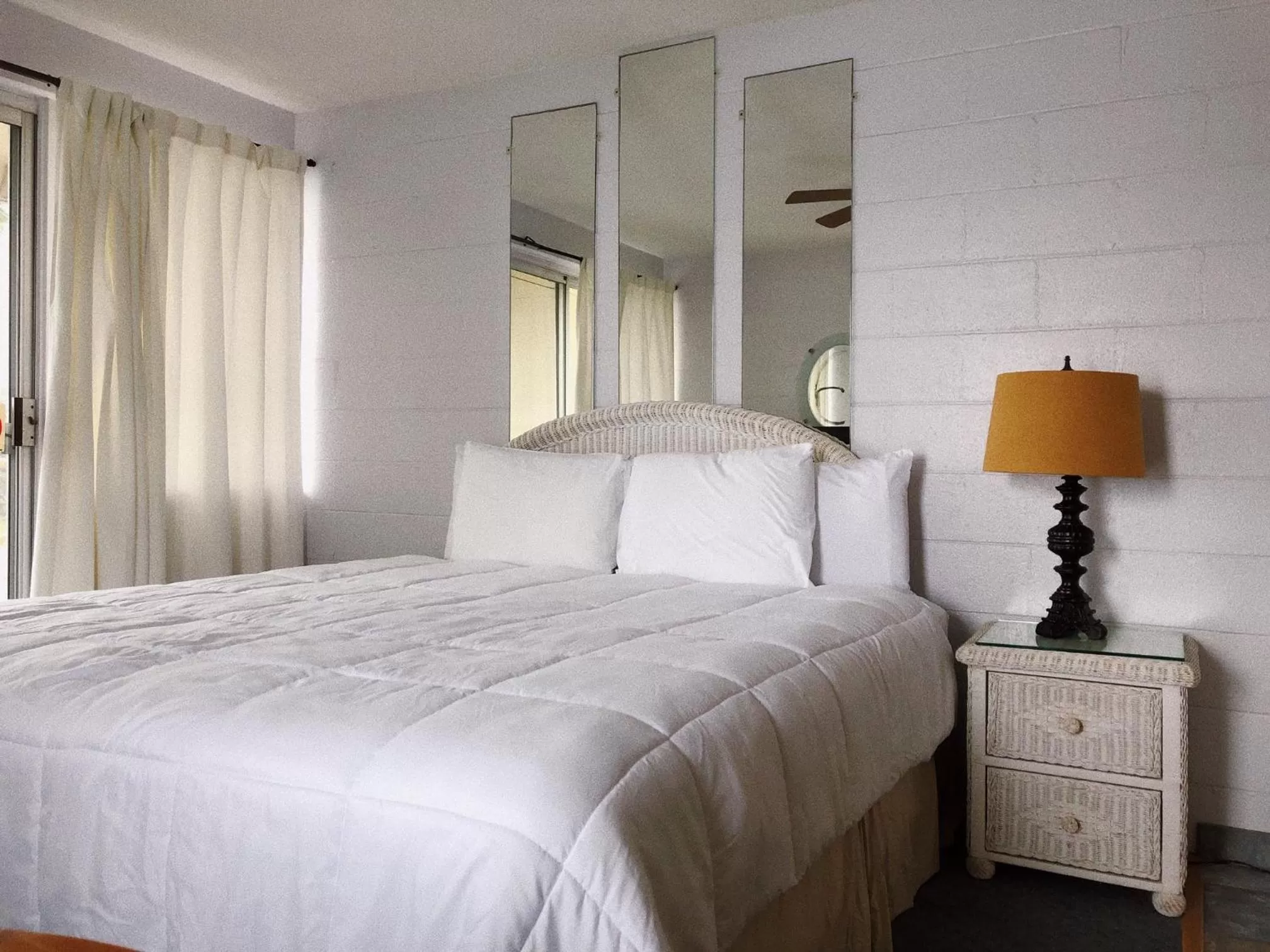 Bed in Hilo Reeds Bay Hotel