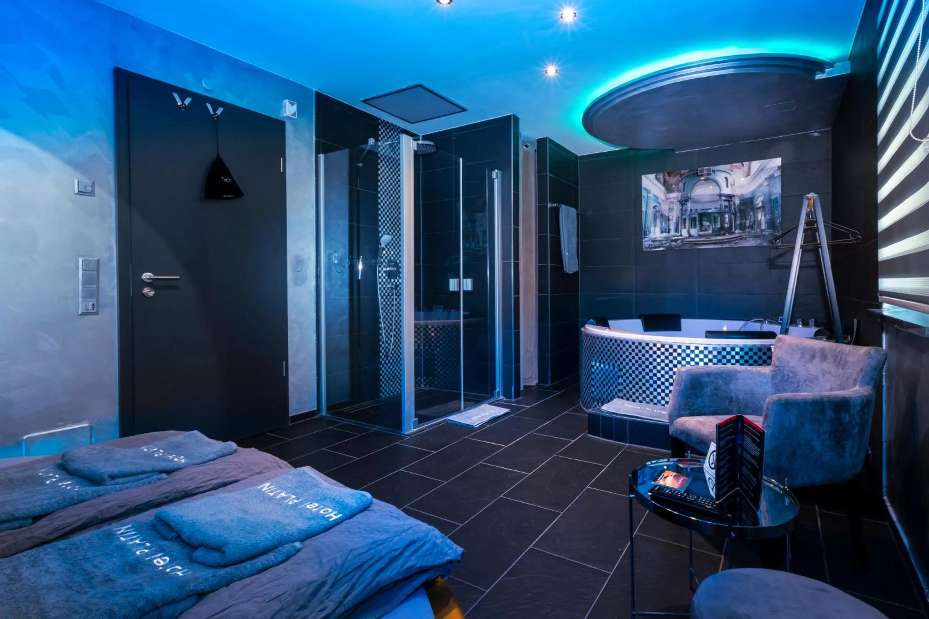 Hot Tub, Bed in Hotel Platin