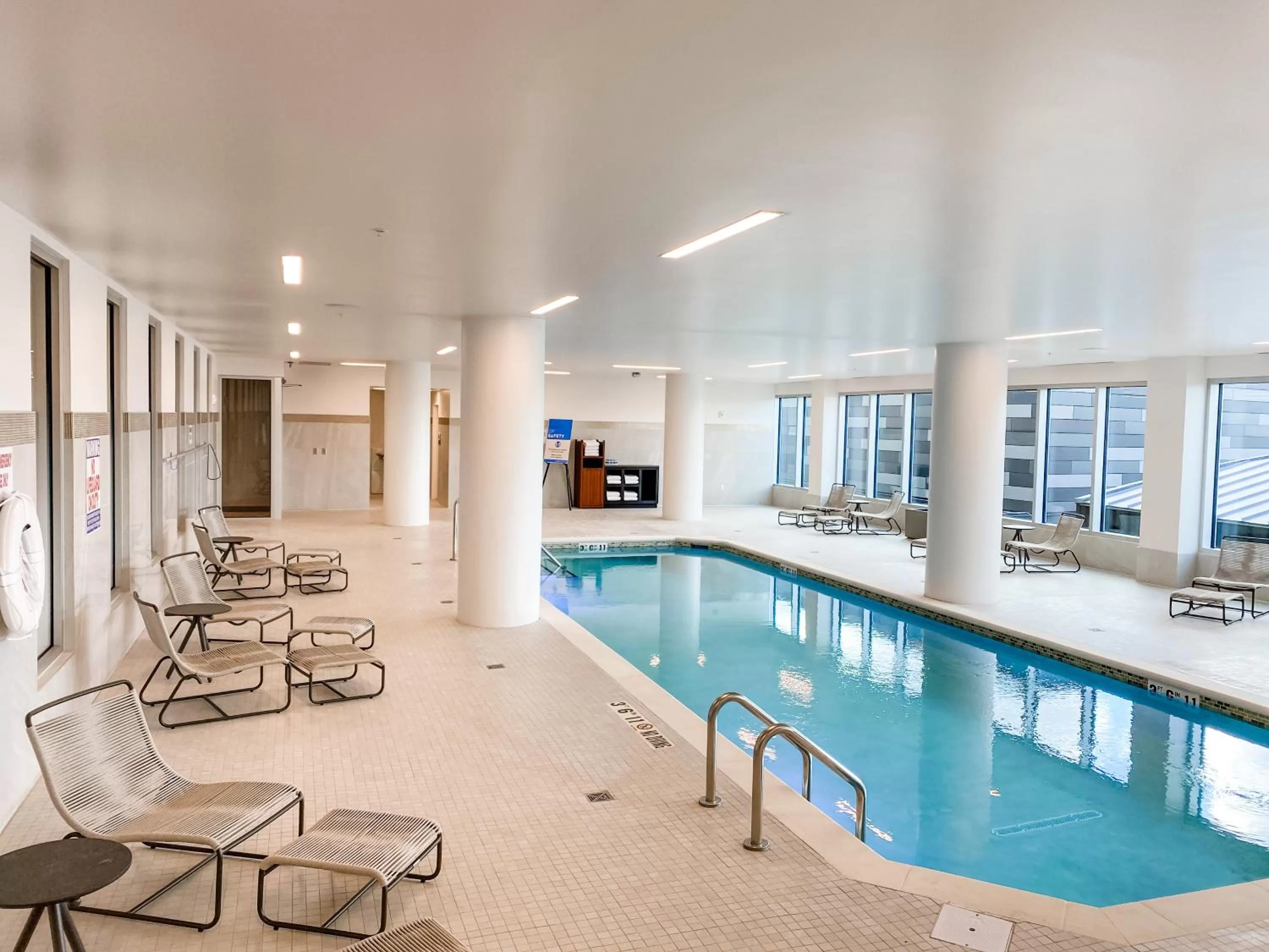 Swimming pool in Omni Viking Lakes