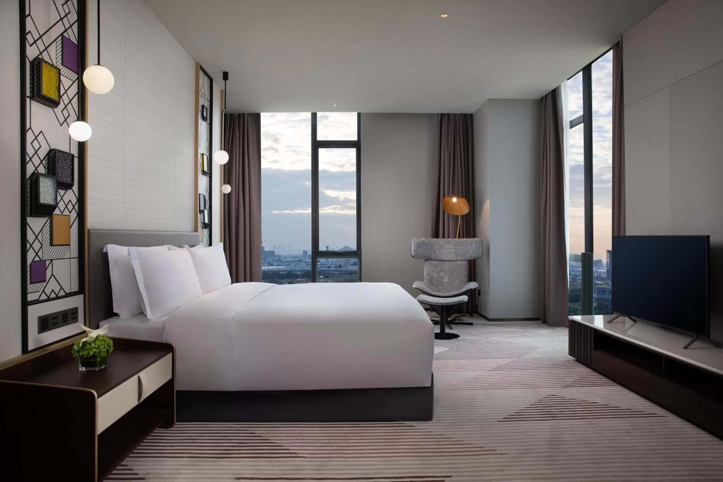 Photo of the whole room, Bed in Crowne Plaza Foshan Nanhai-an IHG Hotel