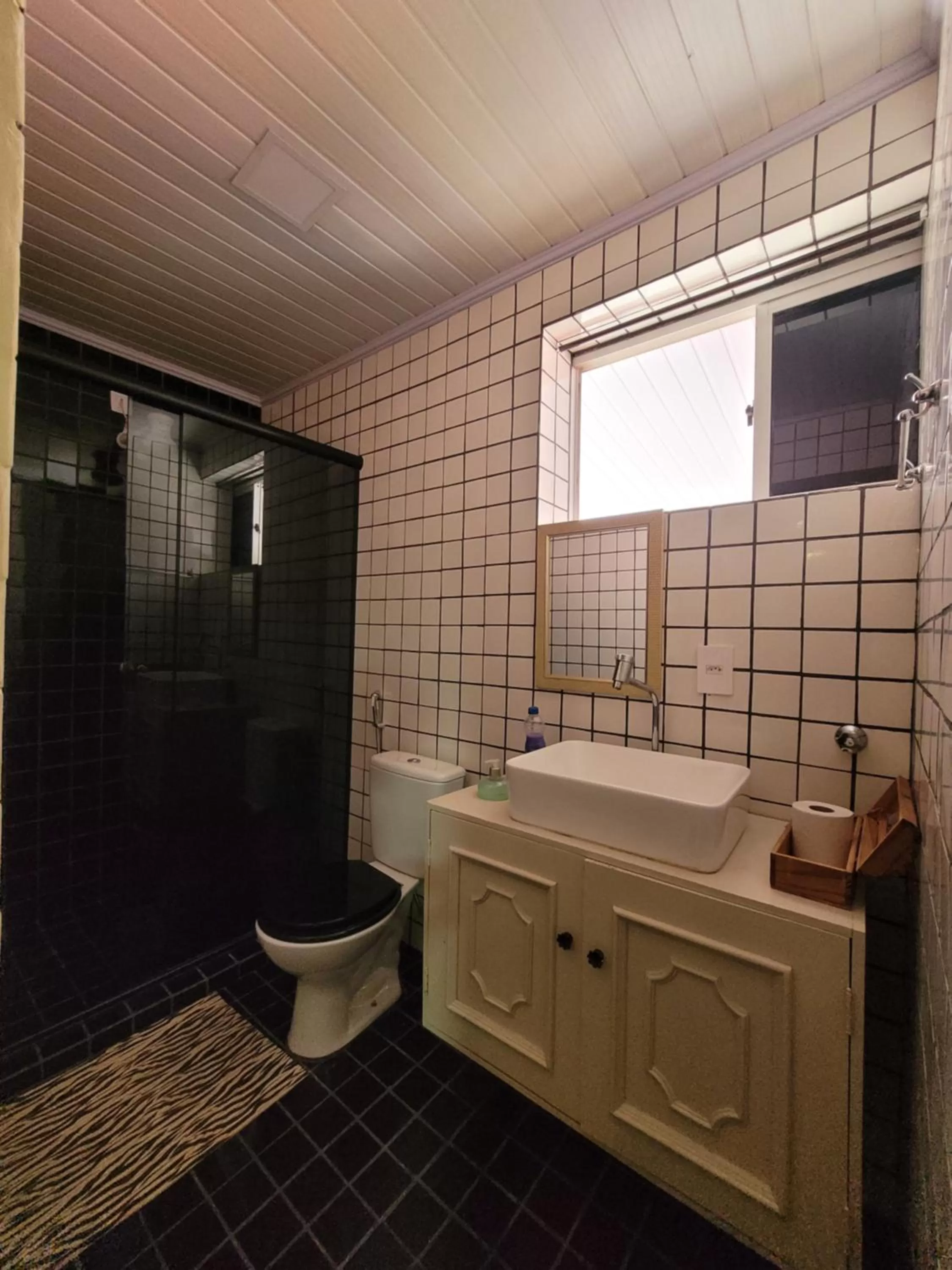 Toilet, Bathroom in KzaZendf Cama e Cafe Asa Sul