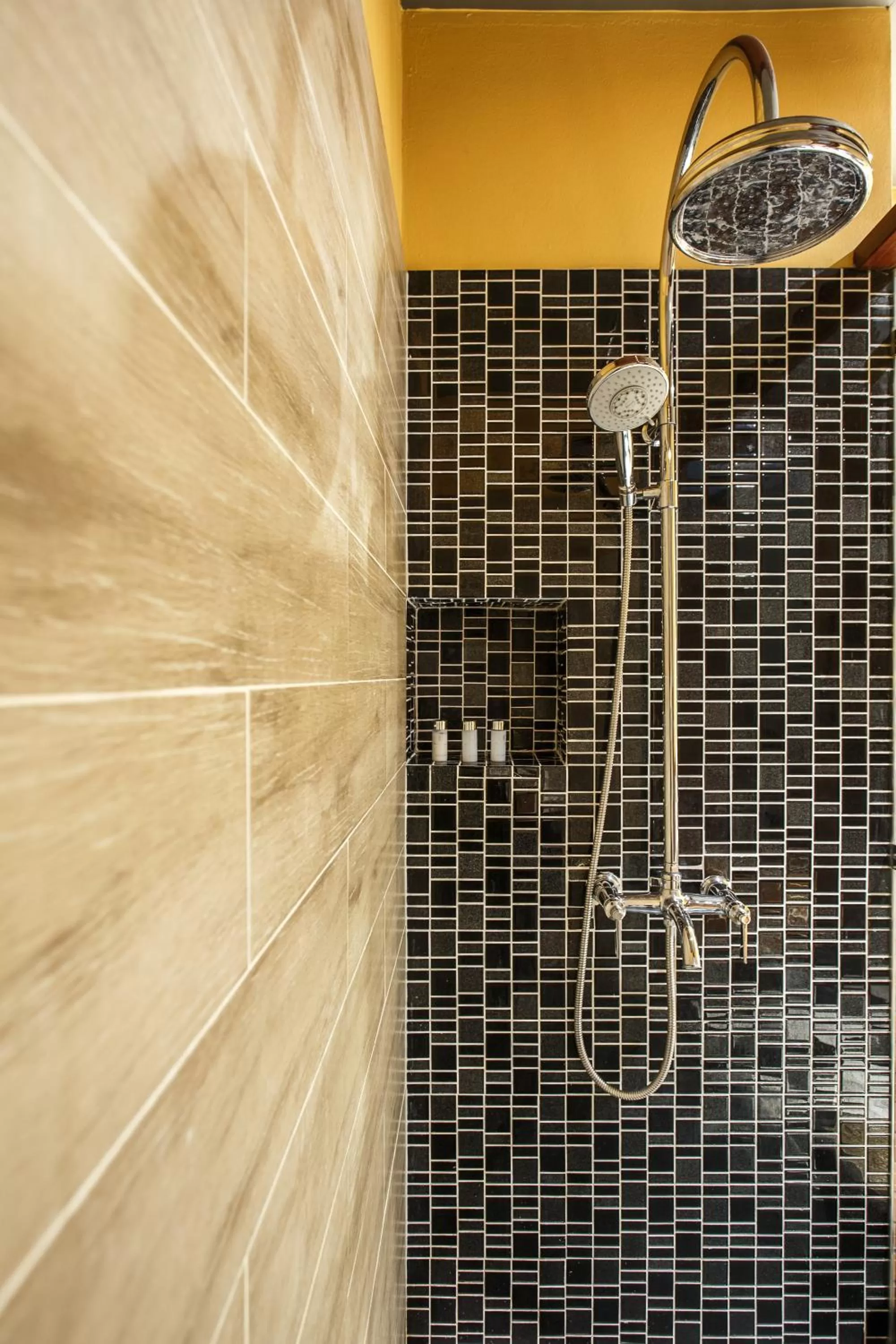 Shower in Hotel de l'amour SHA PLUS