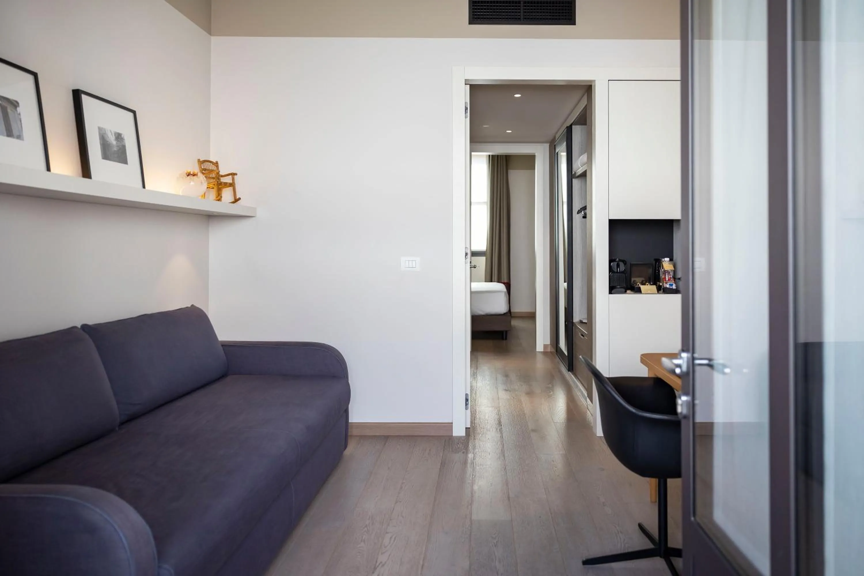 Seating area in Savona 18 Suites