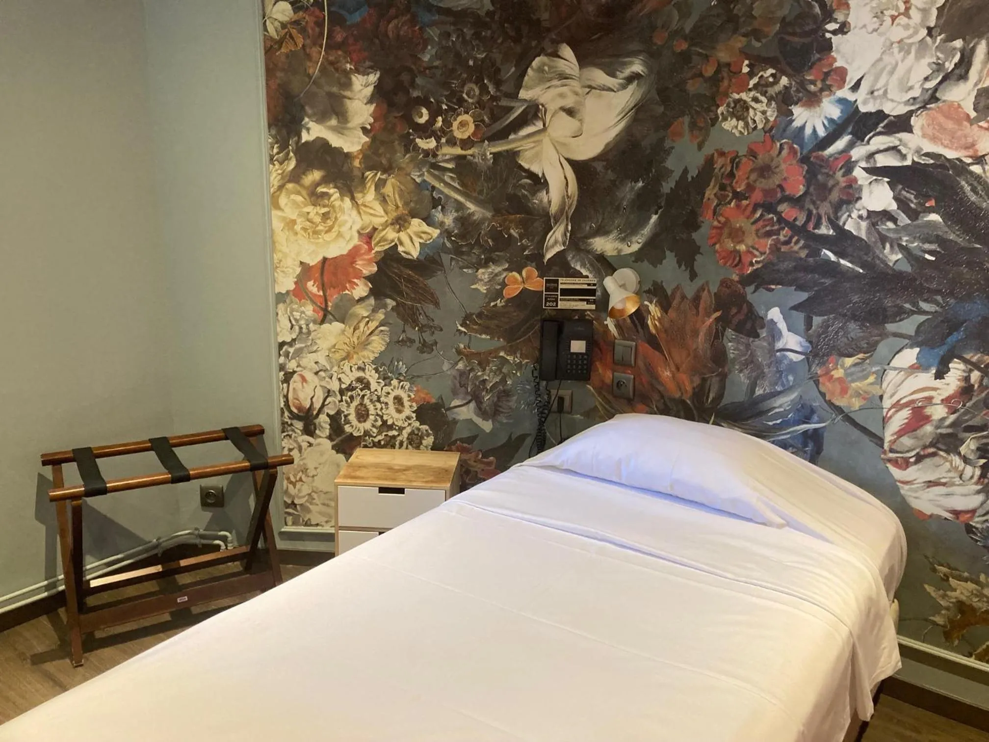Bedroom, Bed in Hôtel du Commerce