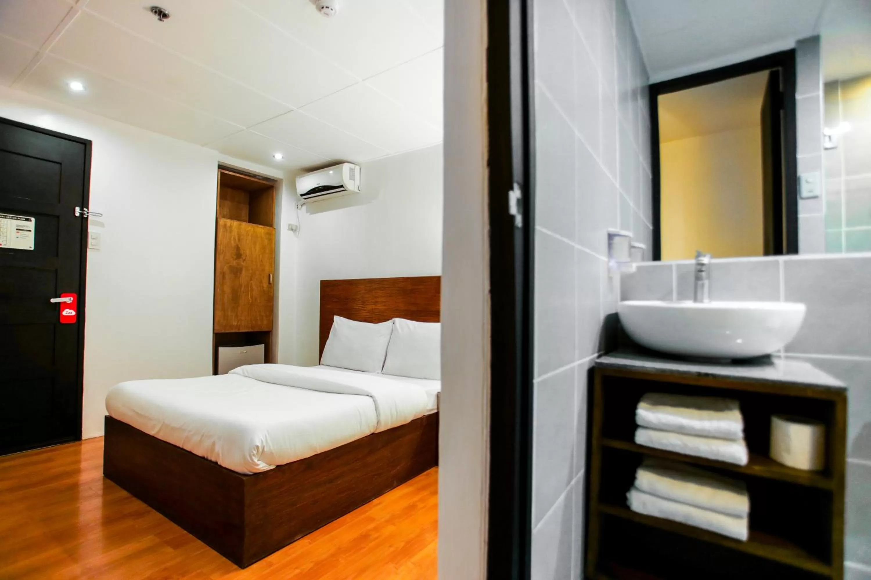 Toilet, Bed in Hotel Durban