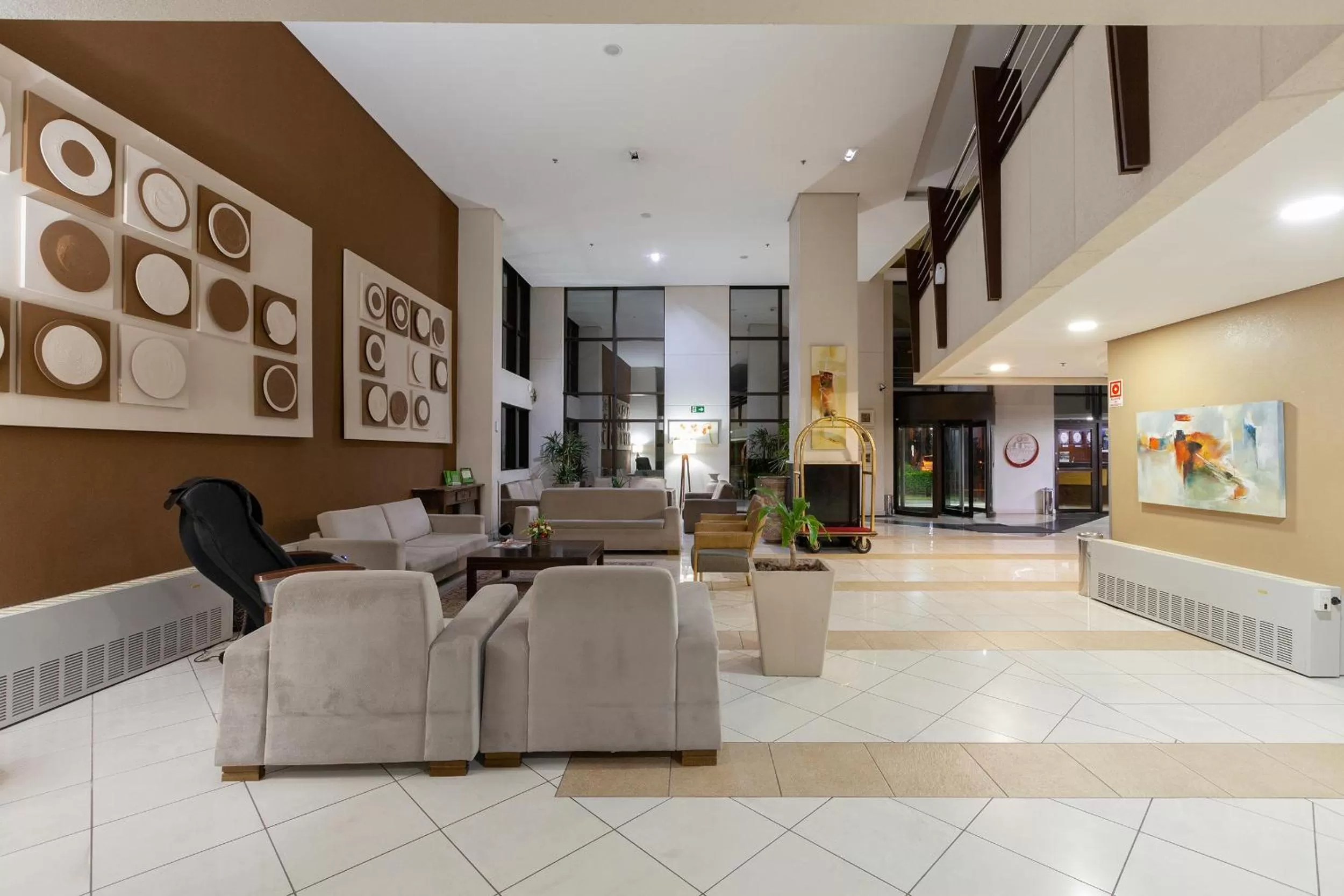 Communal lounge/ TV room in Tri Hotel Executive Caxias