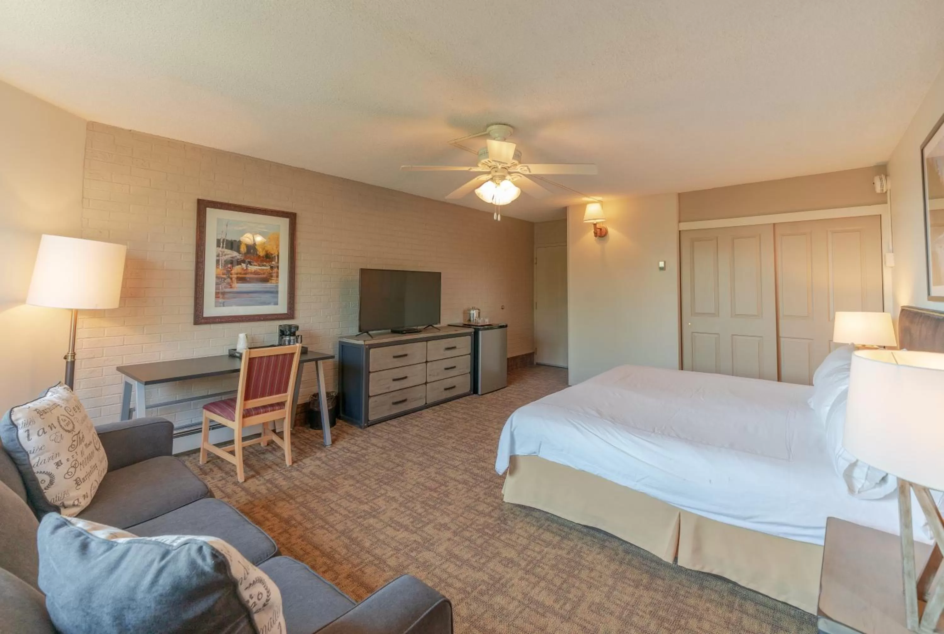 Photo of the whole room, Bed in Mountain Chalet Snowmass