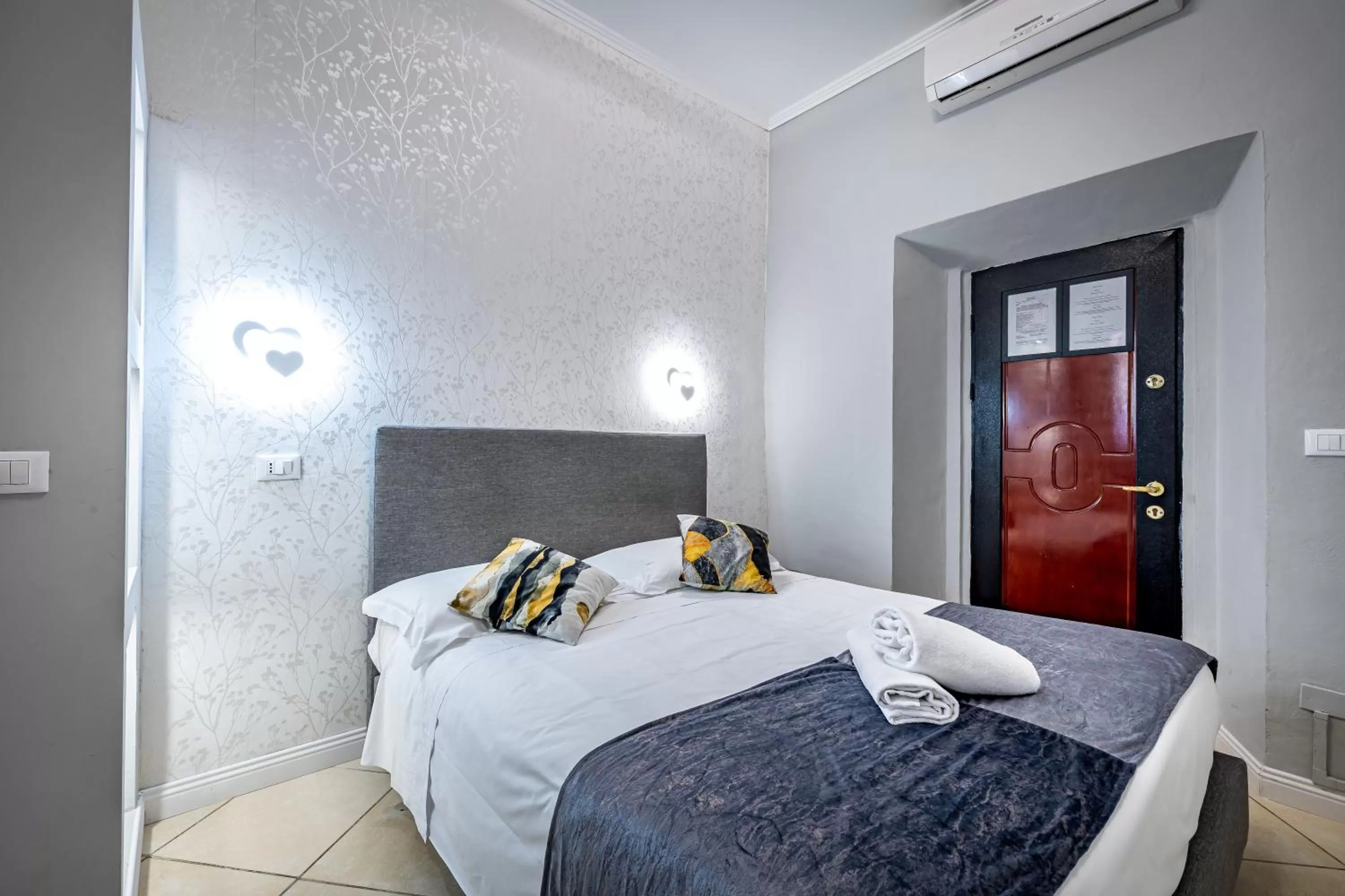 Bedroom, Bed in HOTEL VENETO con accesso ZTL