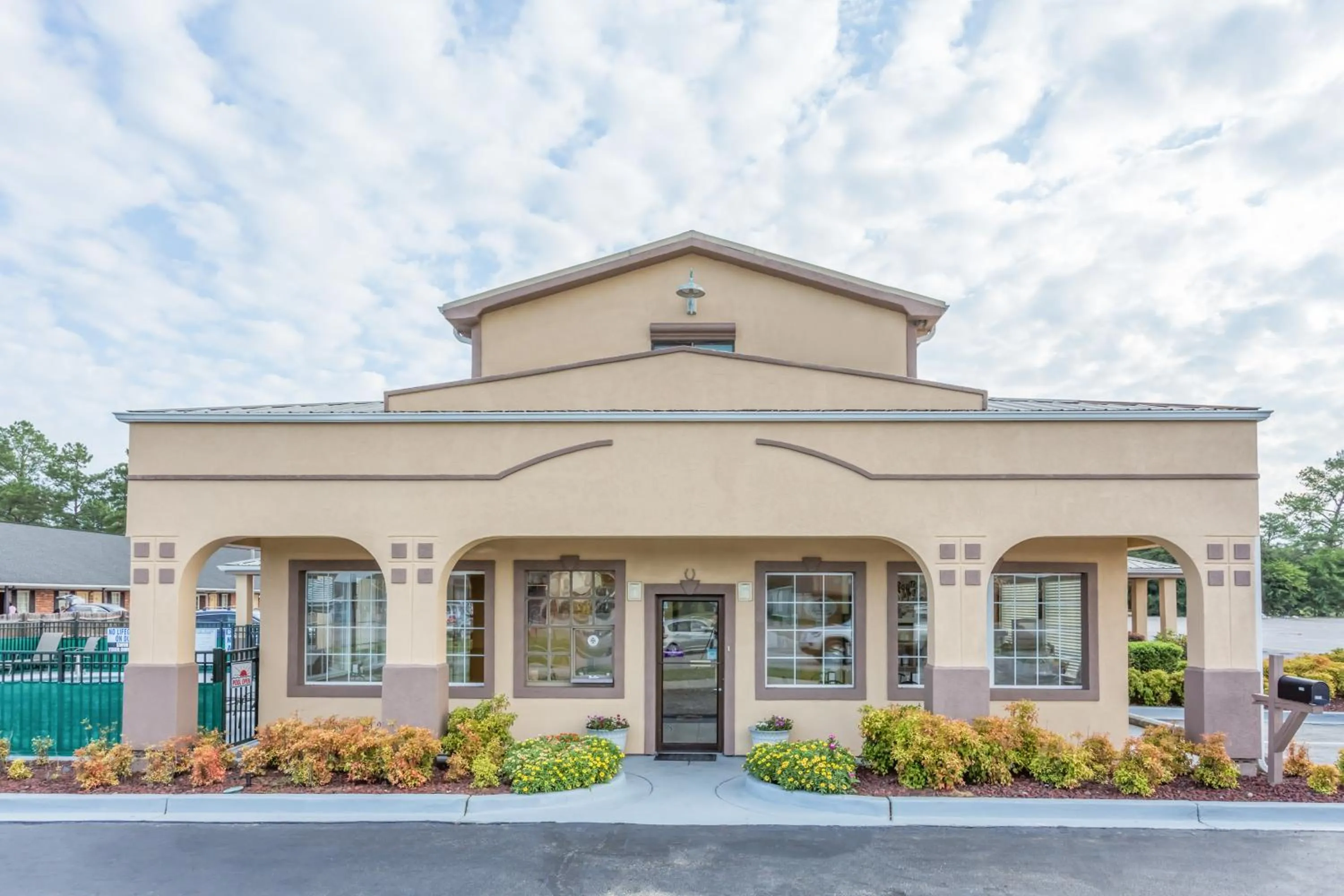 Facade/entrance in Super 8 by Wyndham Santee