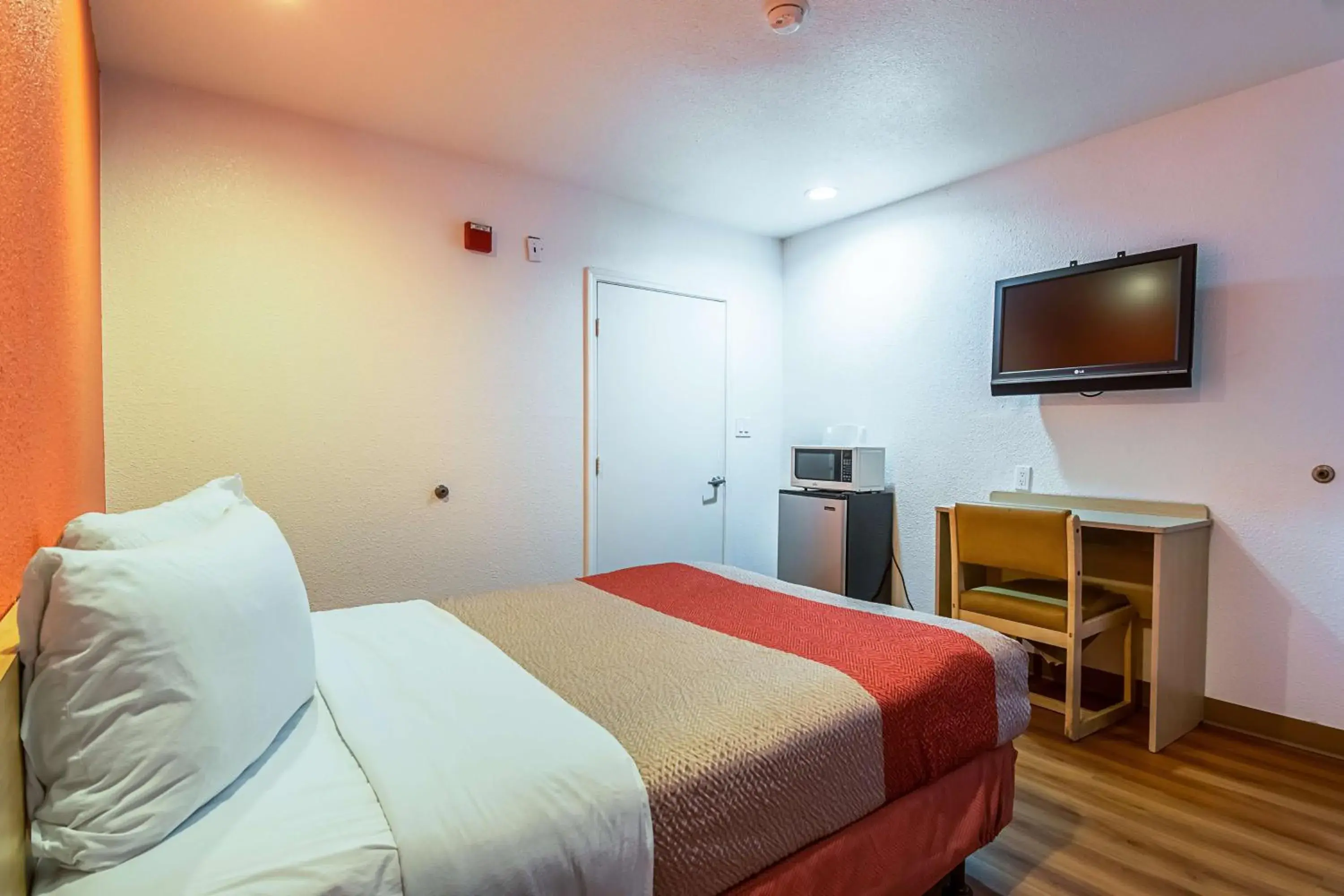 Queen Room - Smoking in Motel 6-Bakersfield, CA - Airport Queen Room - Smoking in Motel 6-Bakersfield, CA - Airport