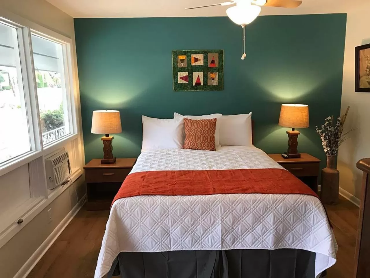 Bed in Meadowlark Motel with Restaurant & Bar