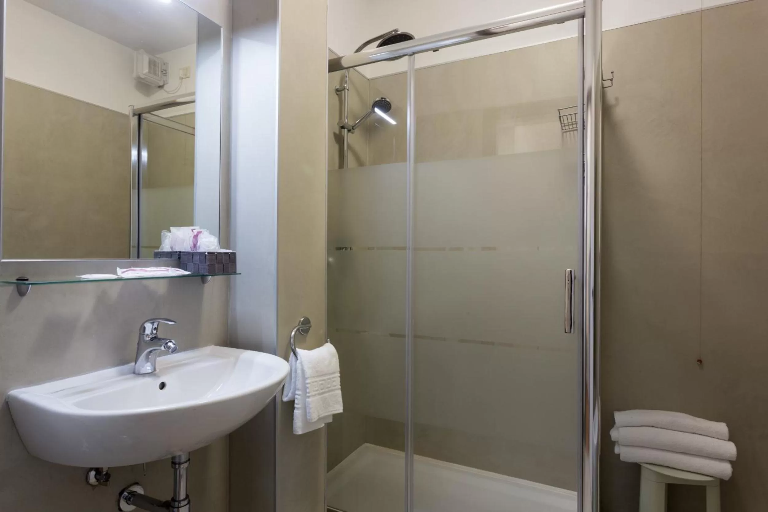 Shower in Hotel Airmotel