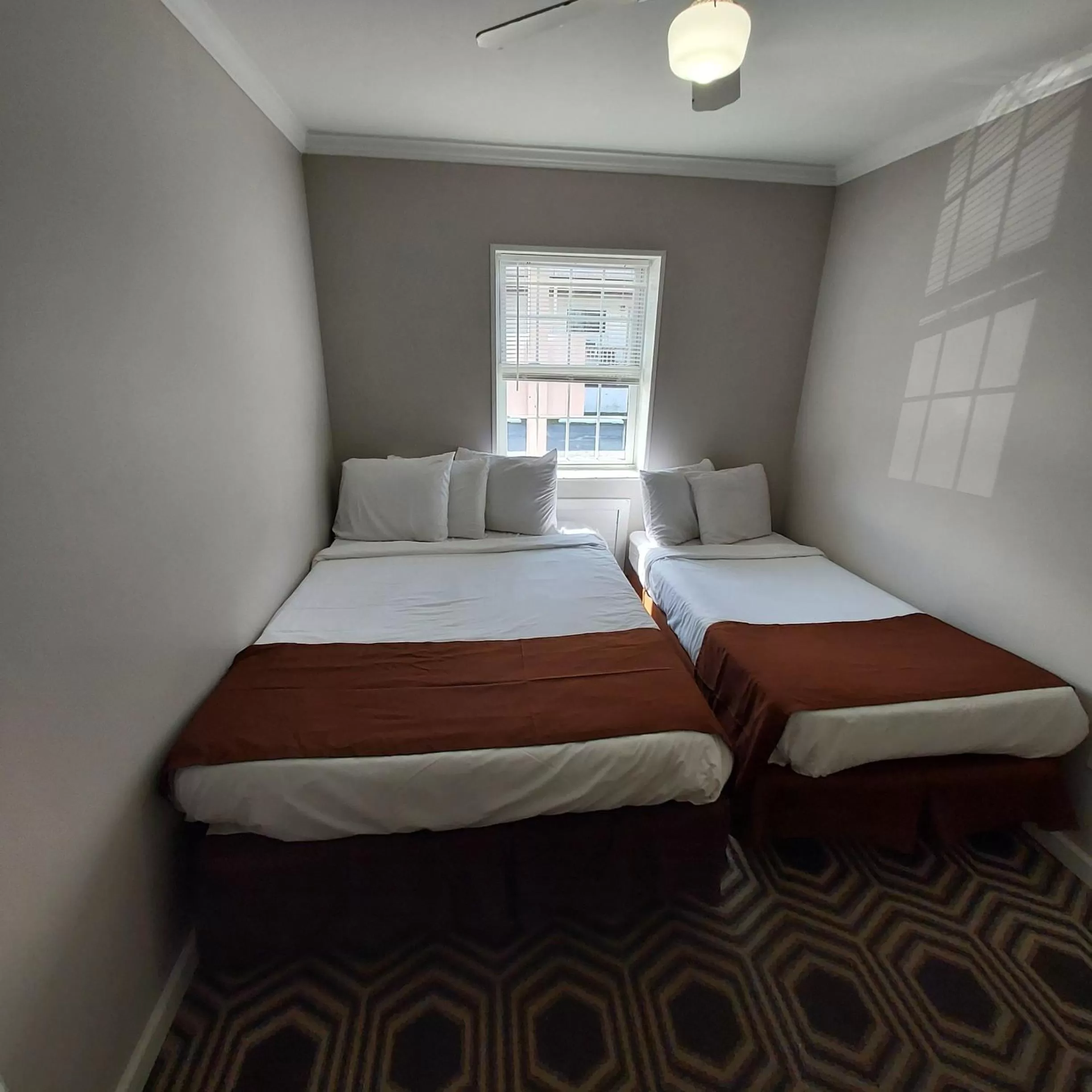 Bedroom in The Burgundy Inn Hotel and Apartments