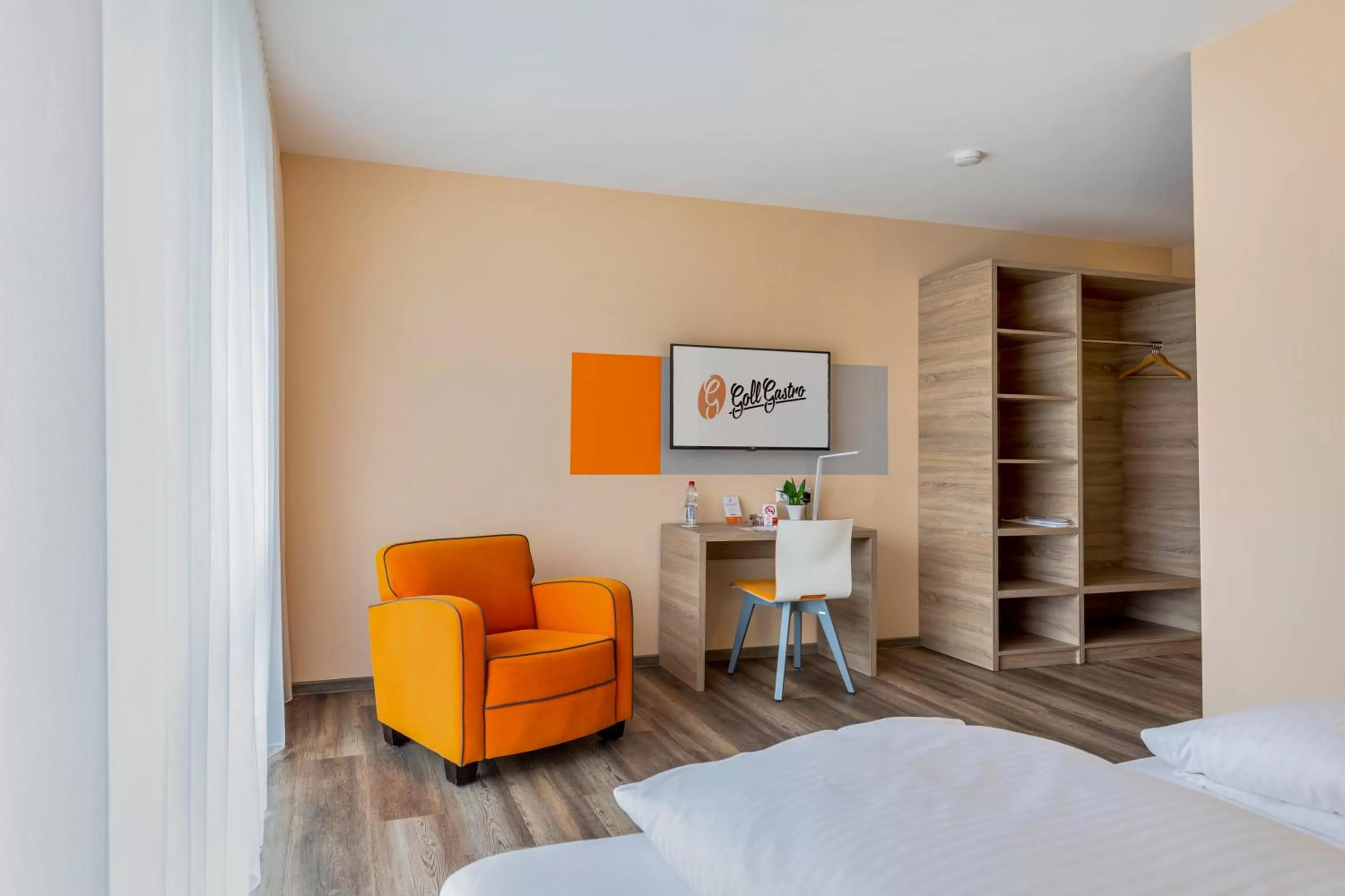 Living room, Bed in Hotel Goll Pforzheim-Niefern