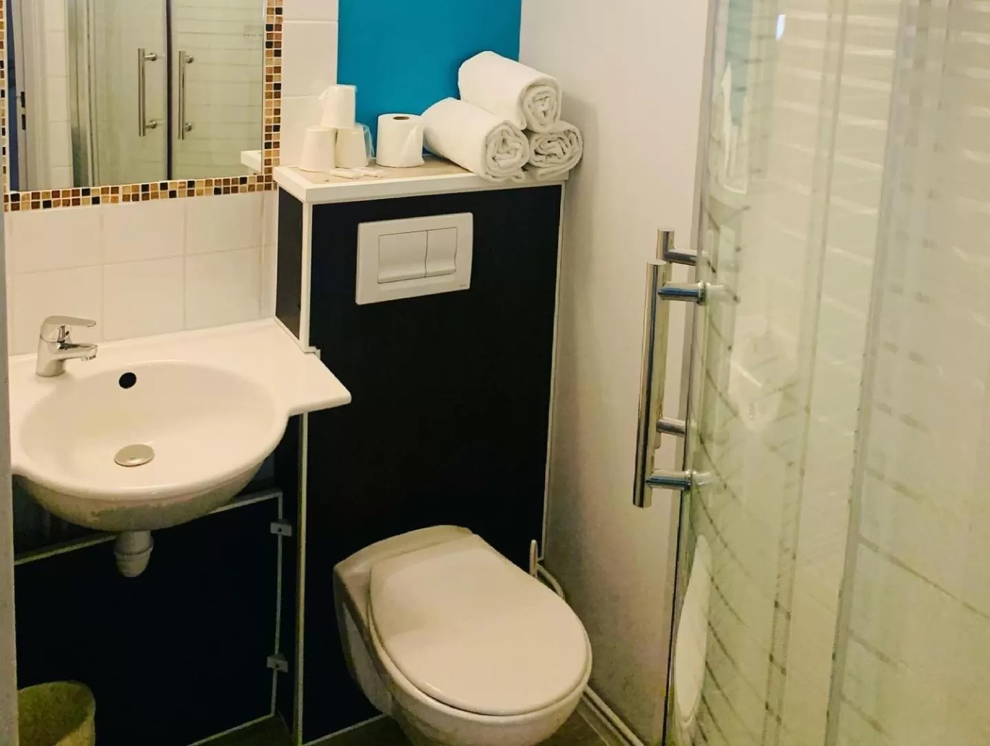 Shower in The Originals Access, Hôtel Innostar