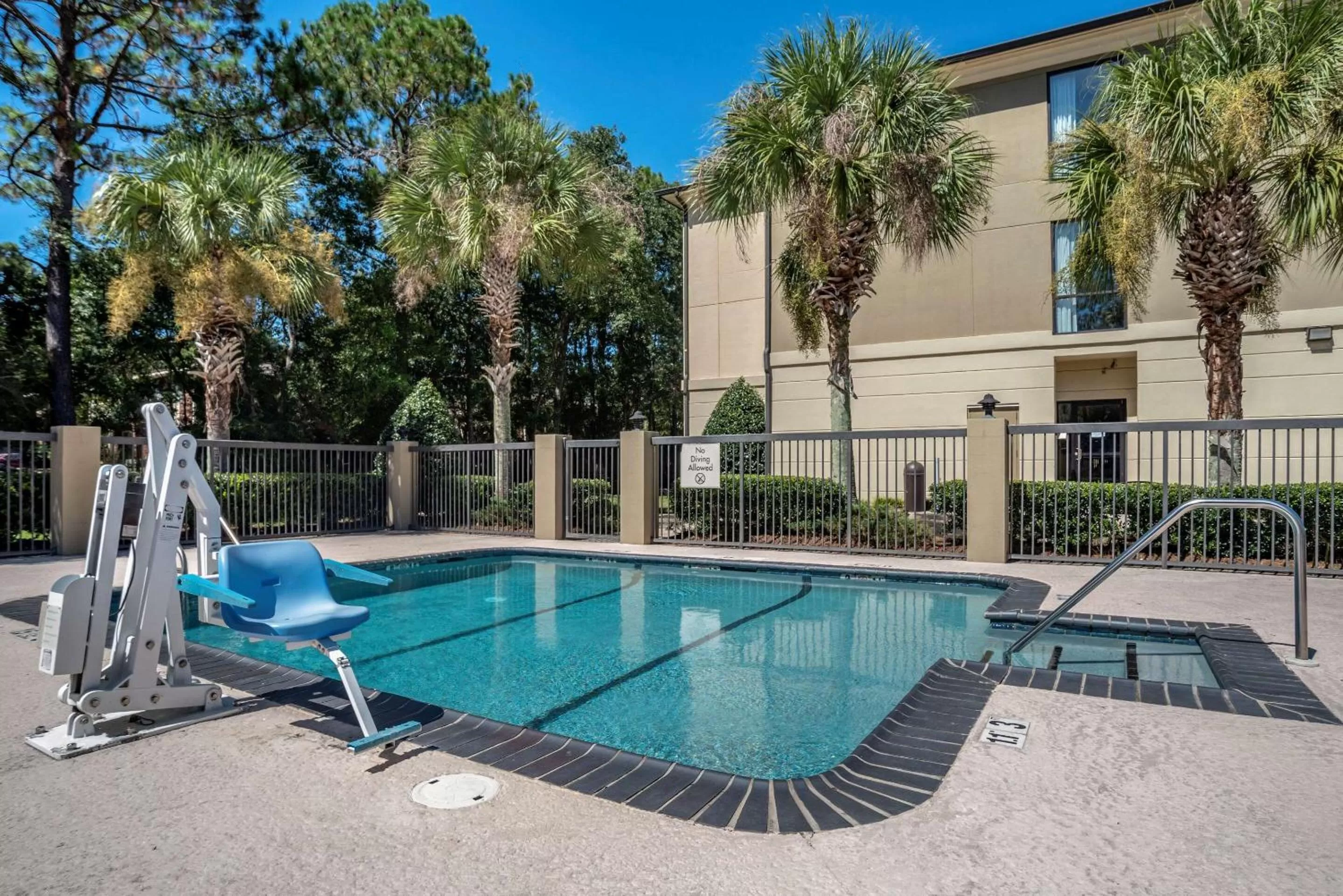 Swimming pool in Comfort Suites Mobile West Tillmans Corner
