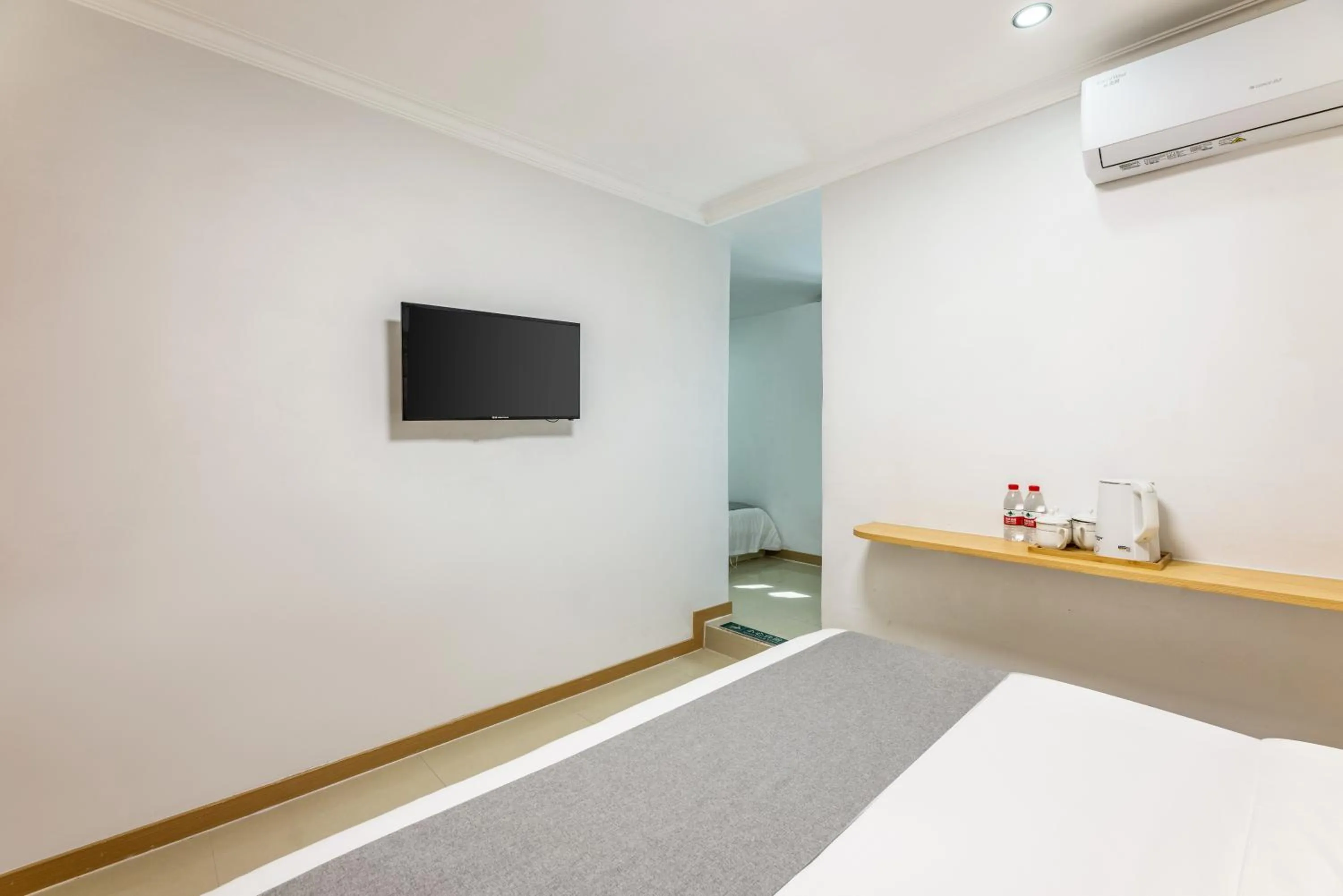 Bed, TV/Entertainment Center in Happy Dragon.Backpackers Hostel