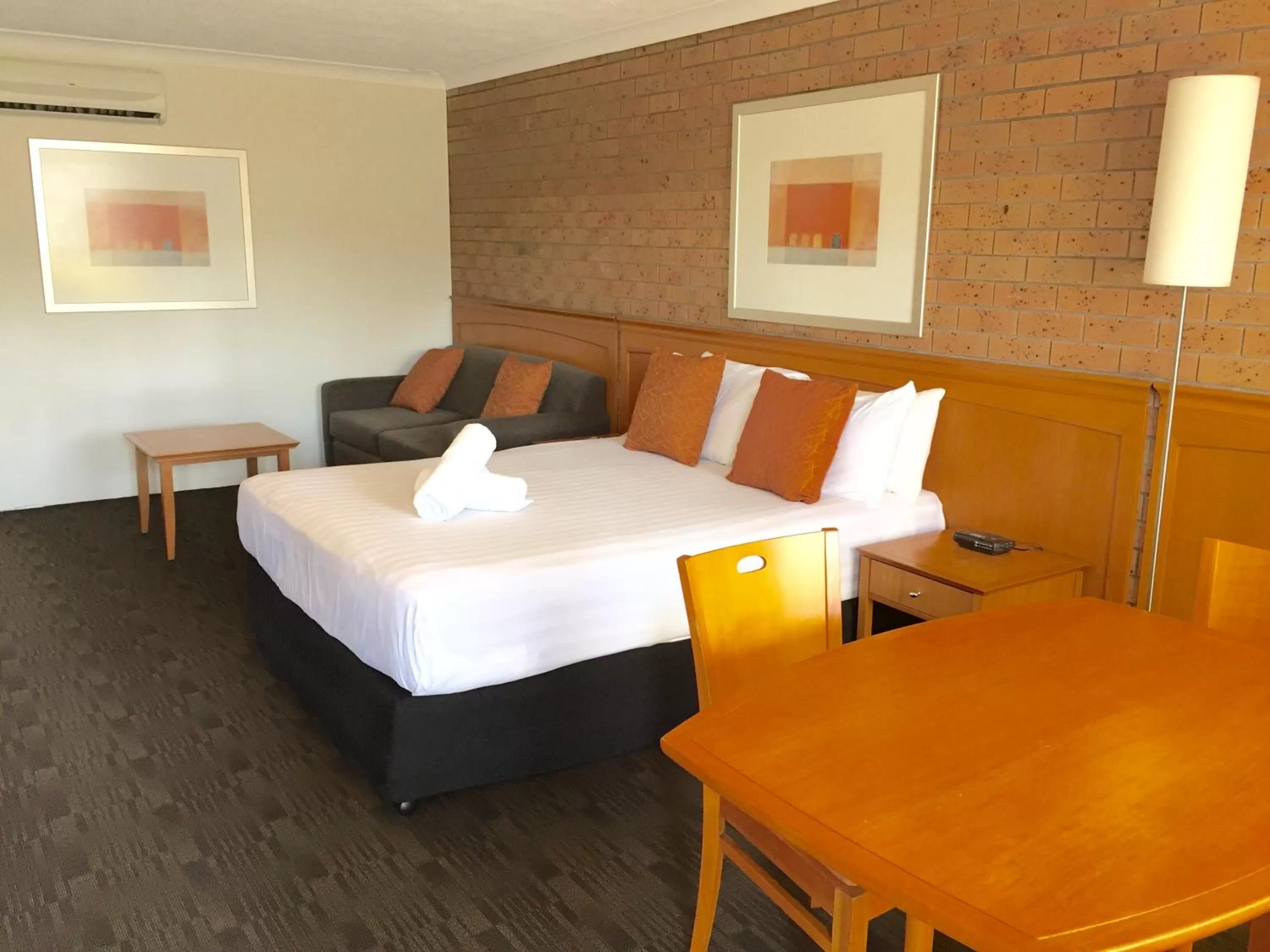 Photo of the whole room, Bed in James Street Motor Inn