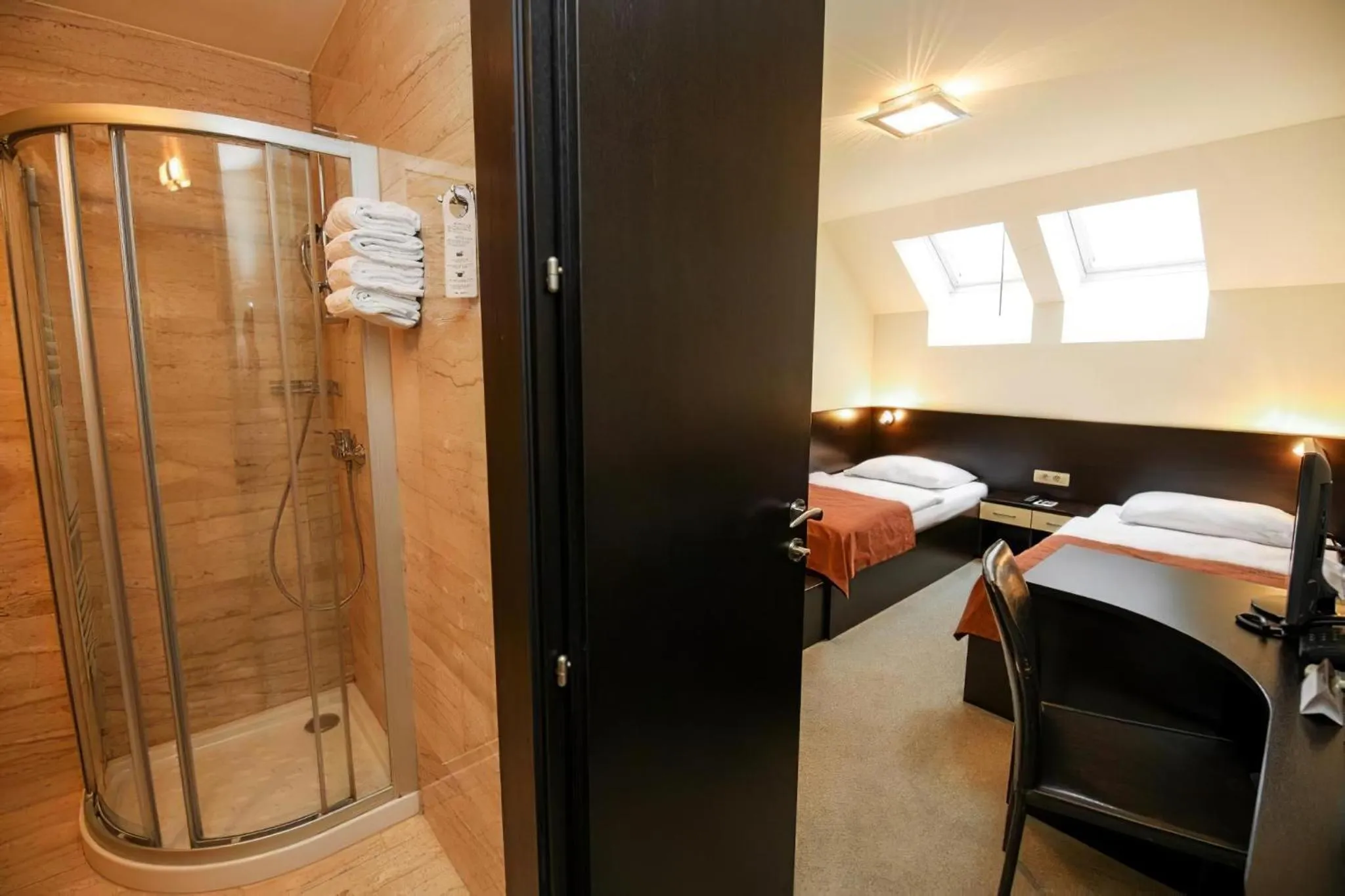 Shower, Bed in Hotel Evropa