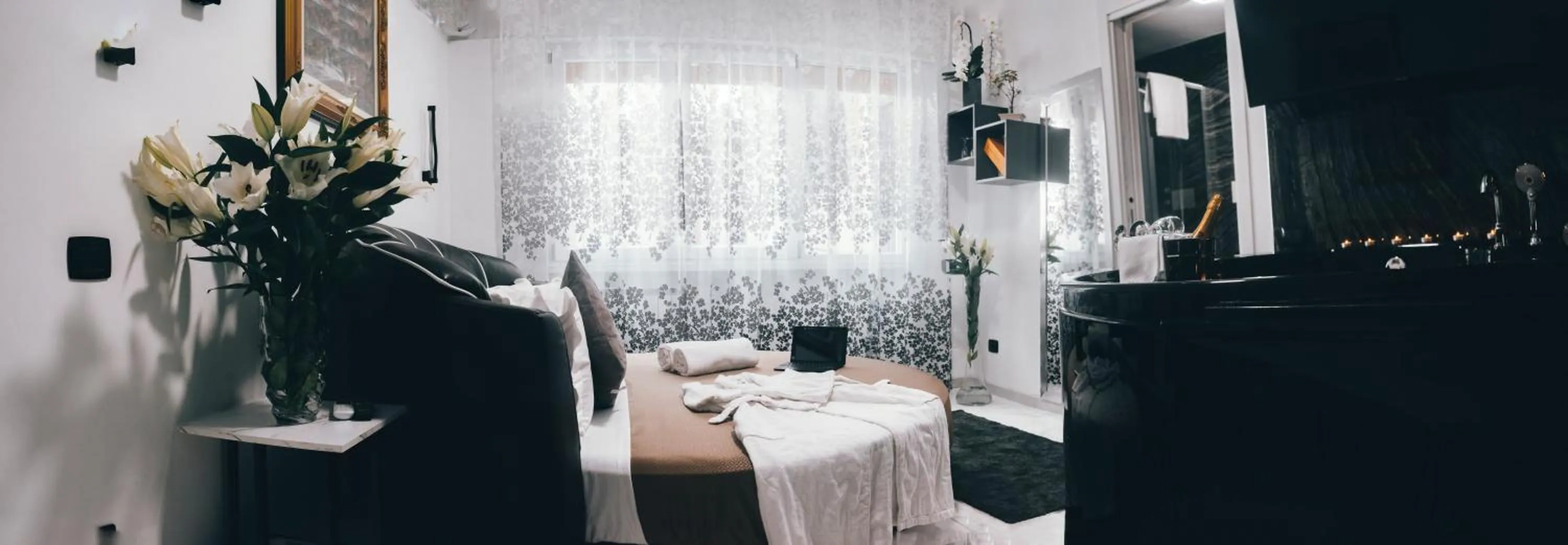 Photo of the whole room, Bed in Gregorio VII Luxury Suites San Damaso