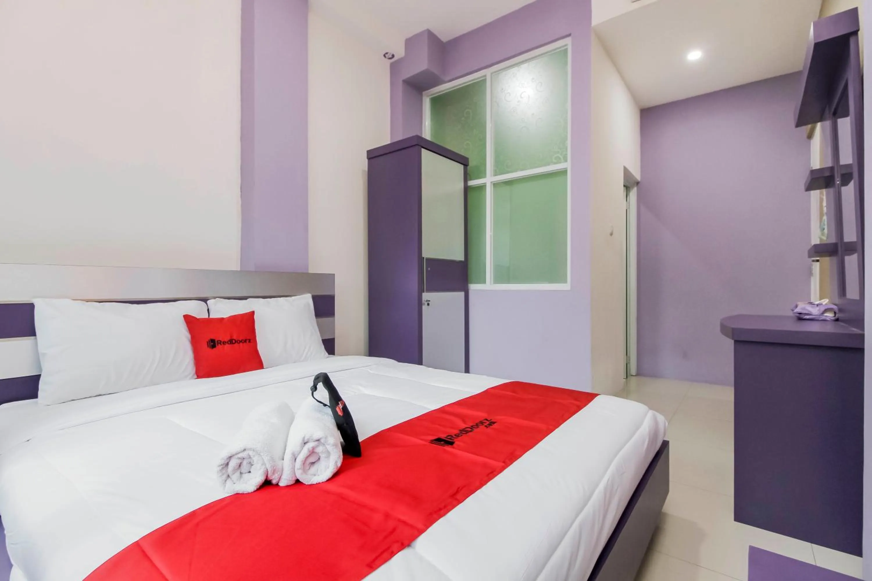 Bedroom, Bed in RedDoorz Plus near Stasiun Bekasi