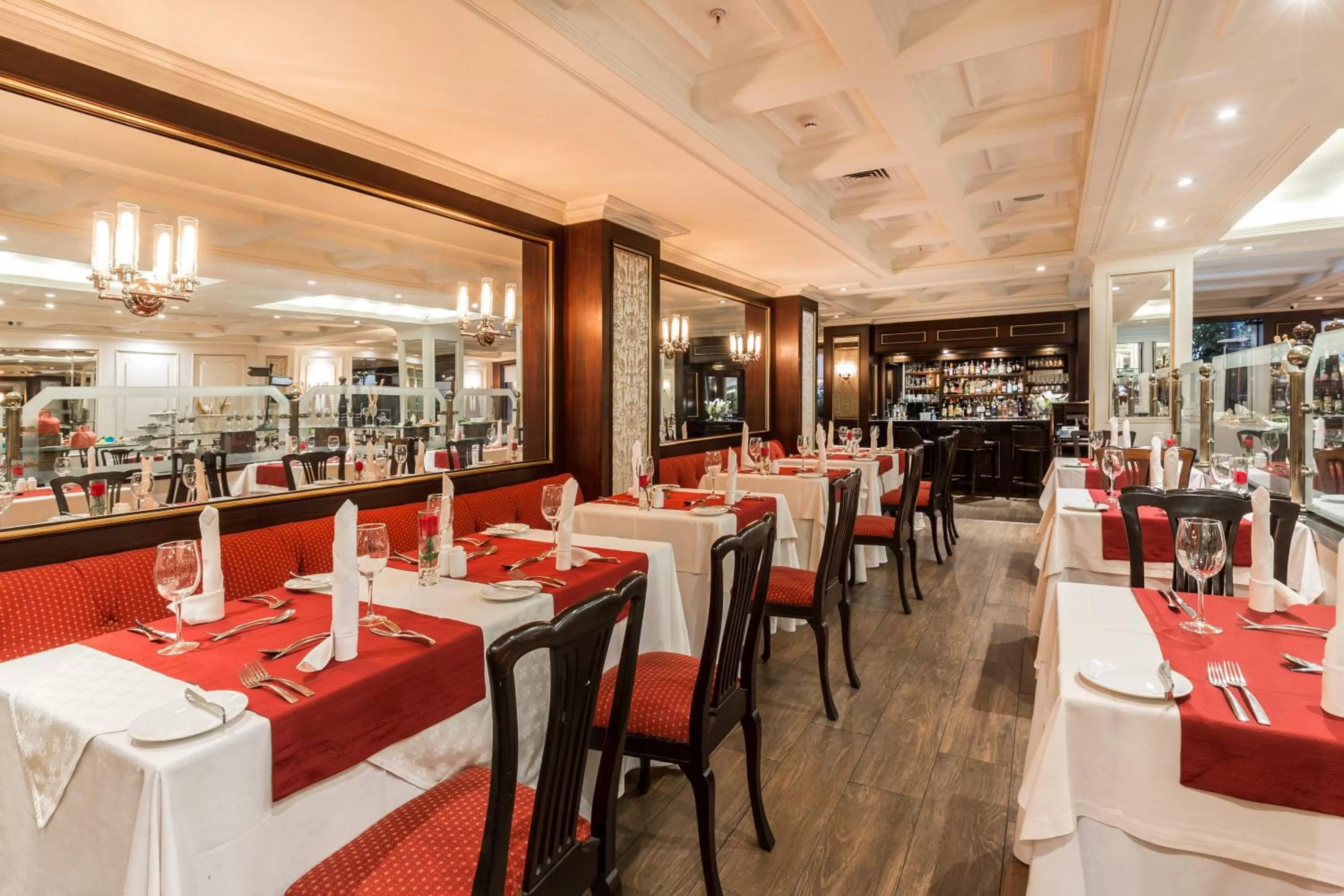 Restaurant/places to eat in Park Plaza Santiago