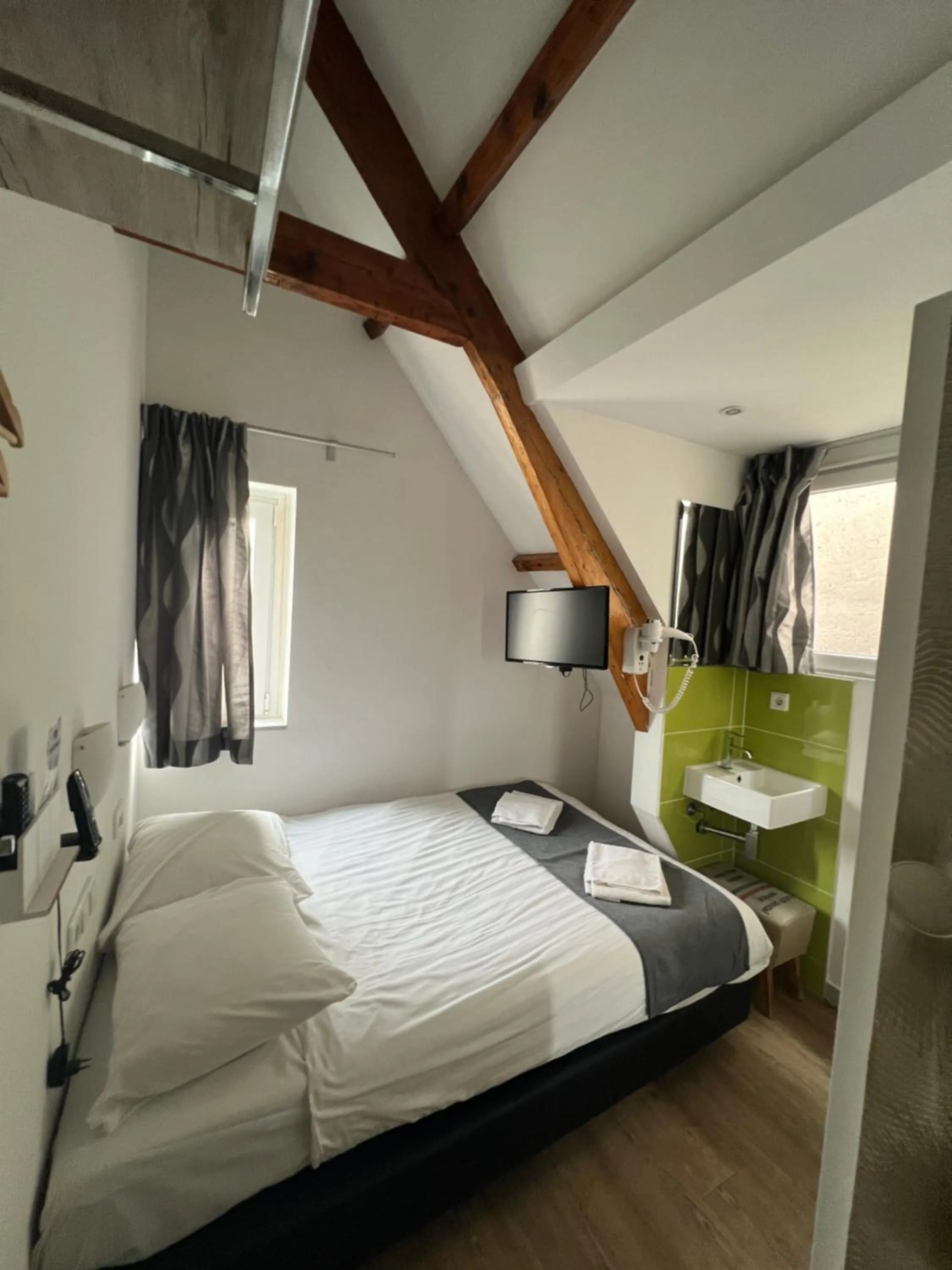 TV and multimedia, Bed in MAX Hotel Amsterdam