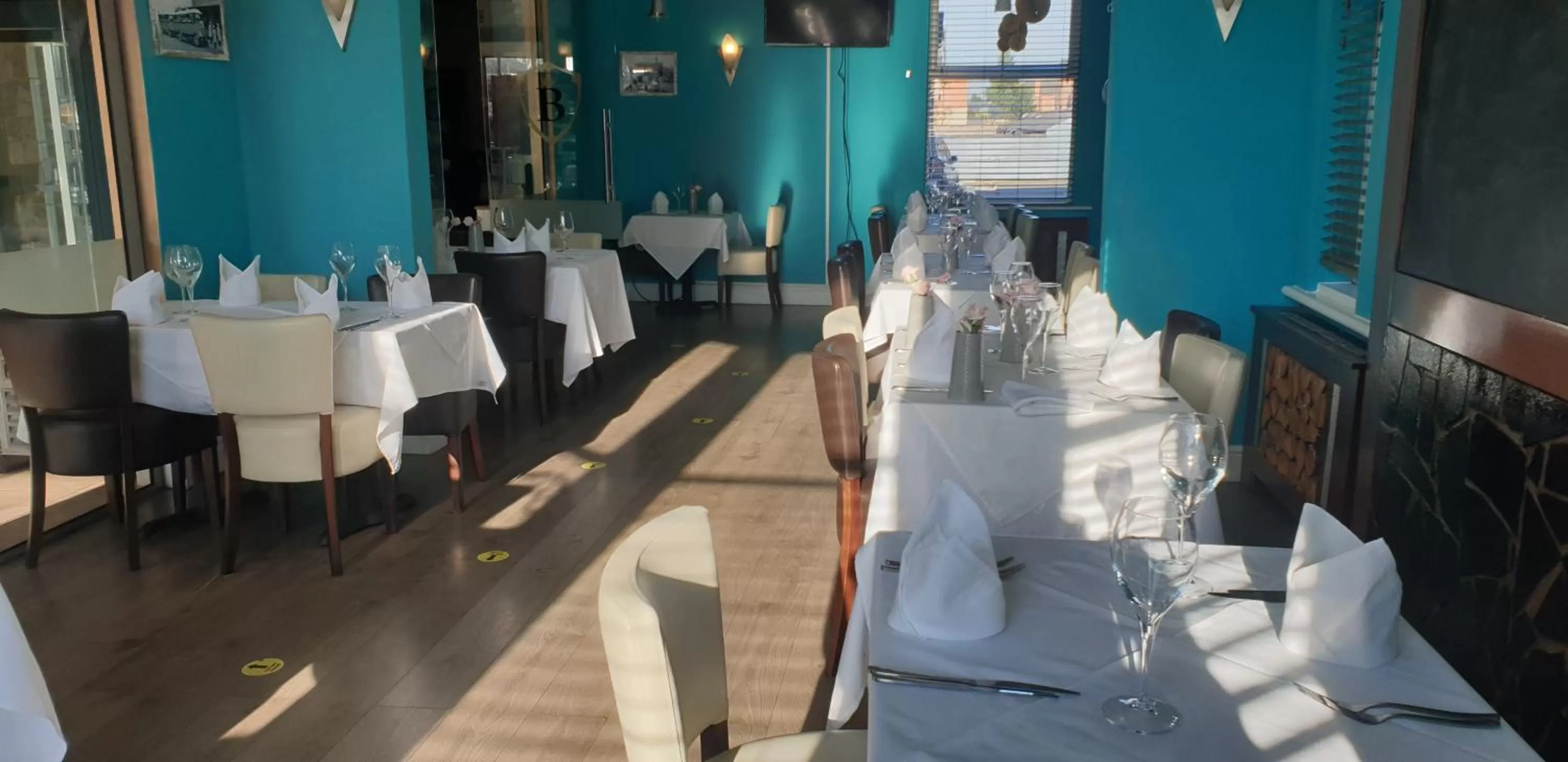 Restaurant/places to eat in Bennetts Hotel