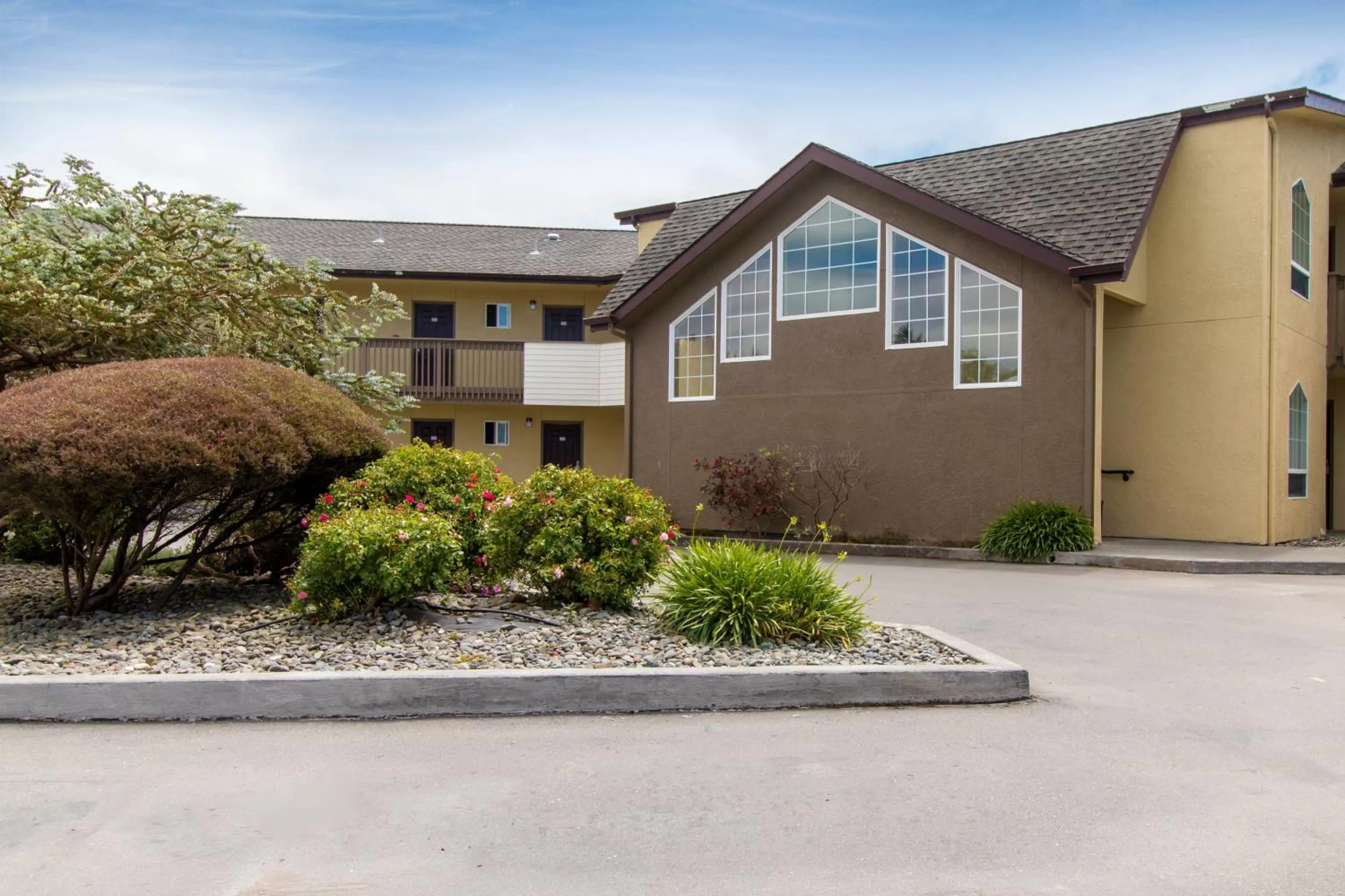 Property building in Anchor Beach Inn