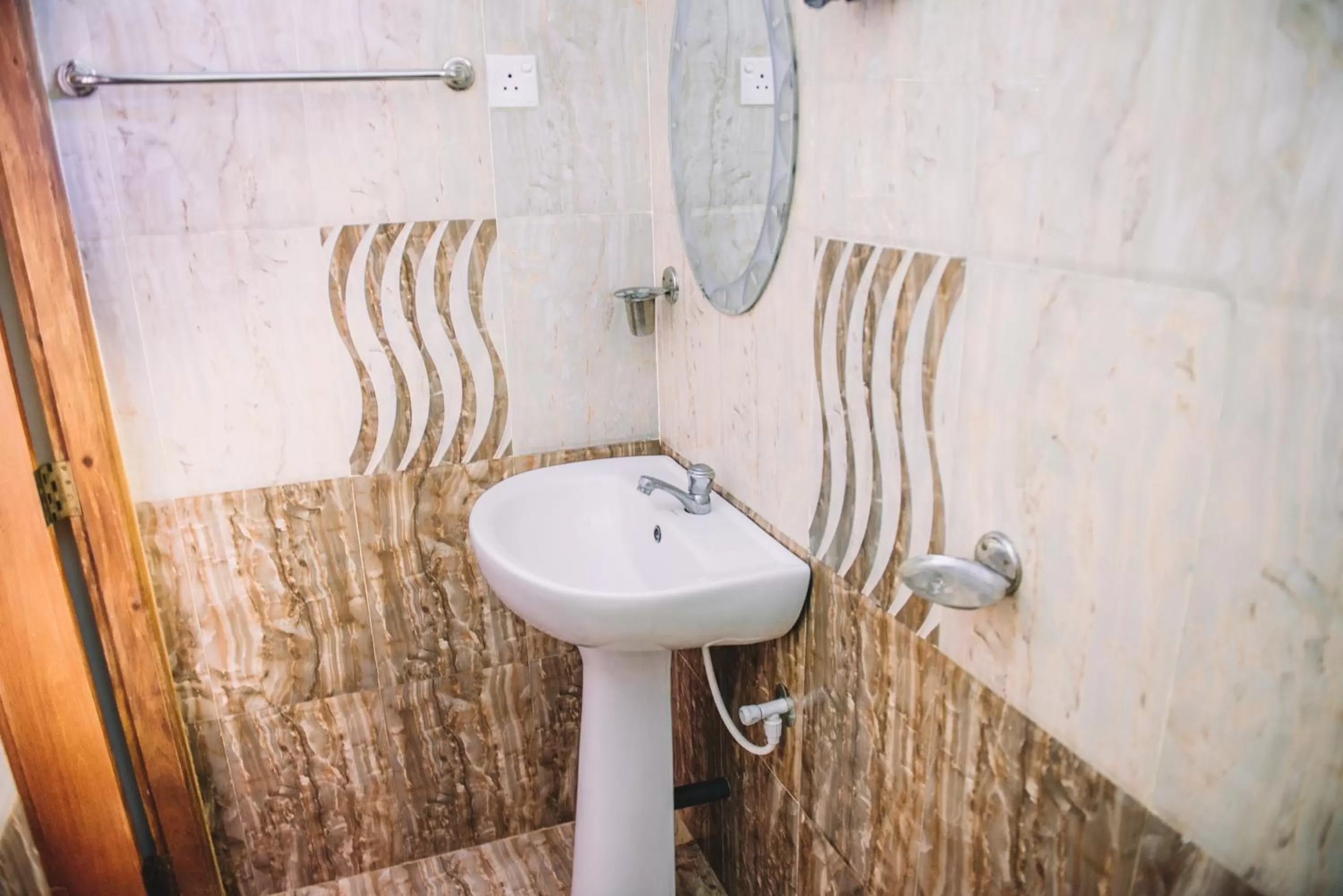 Shower in Kadolana Guest House