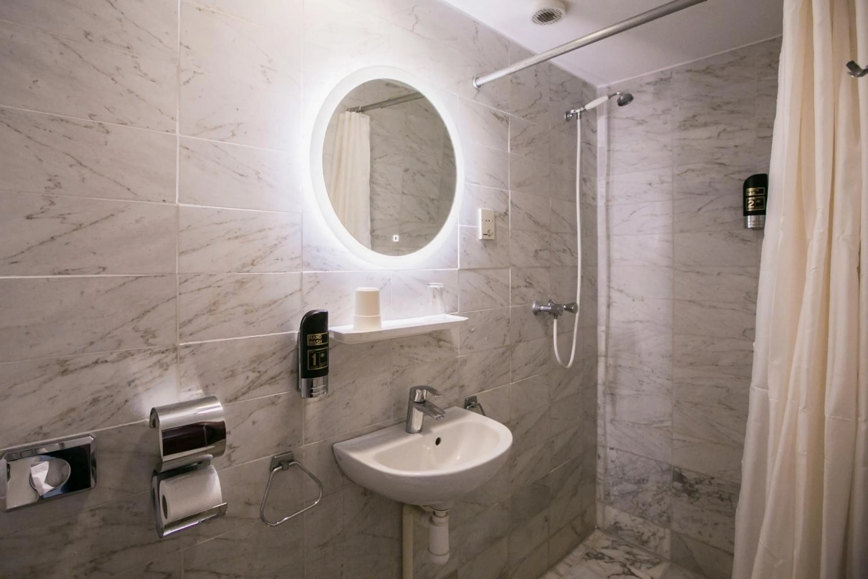 Shower in Hotel Atlanta