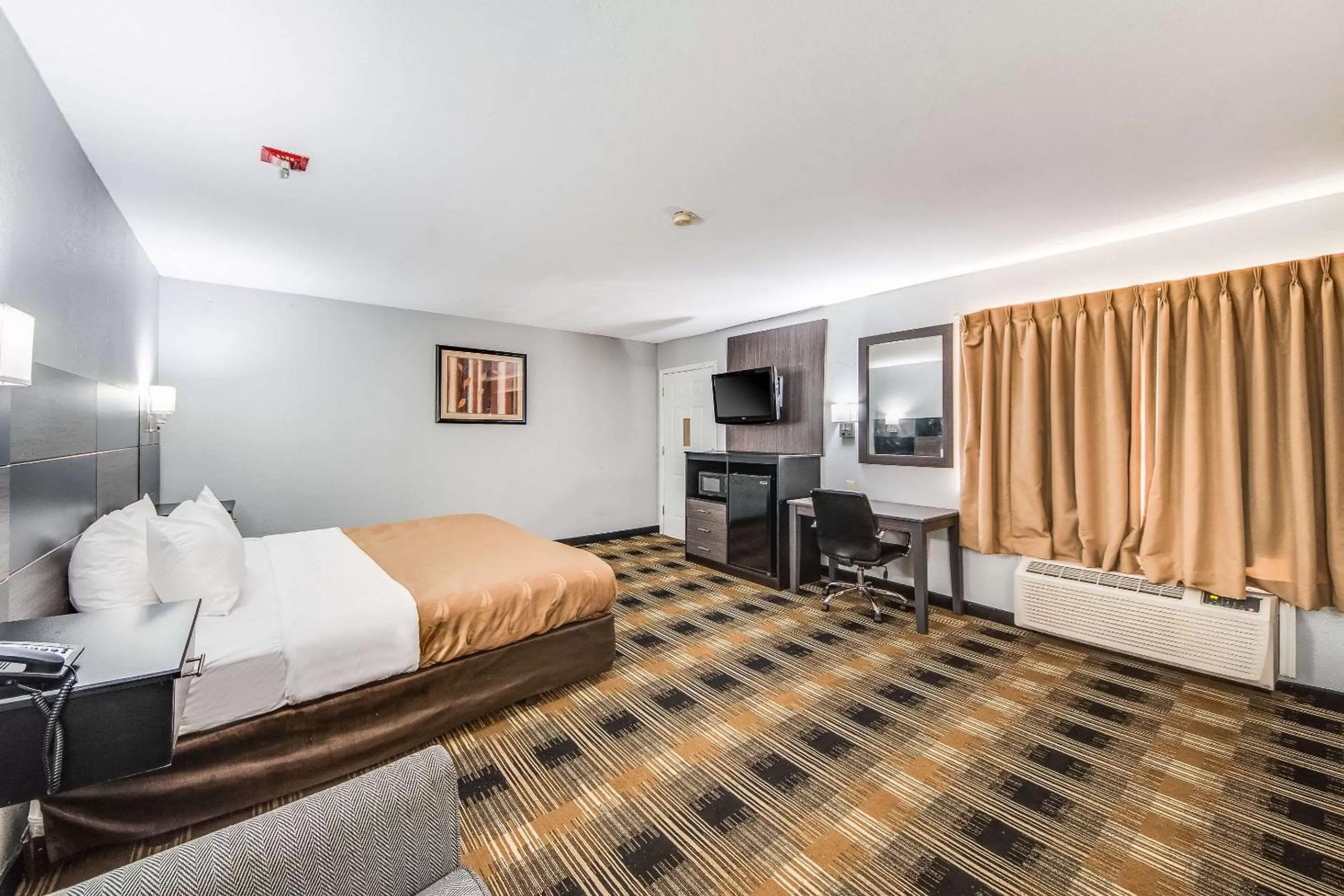 Photo of the whole room in Quality Inn Medical Center