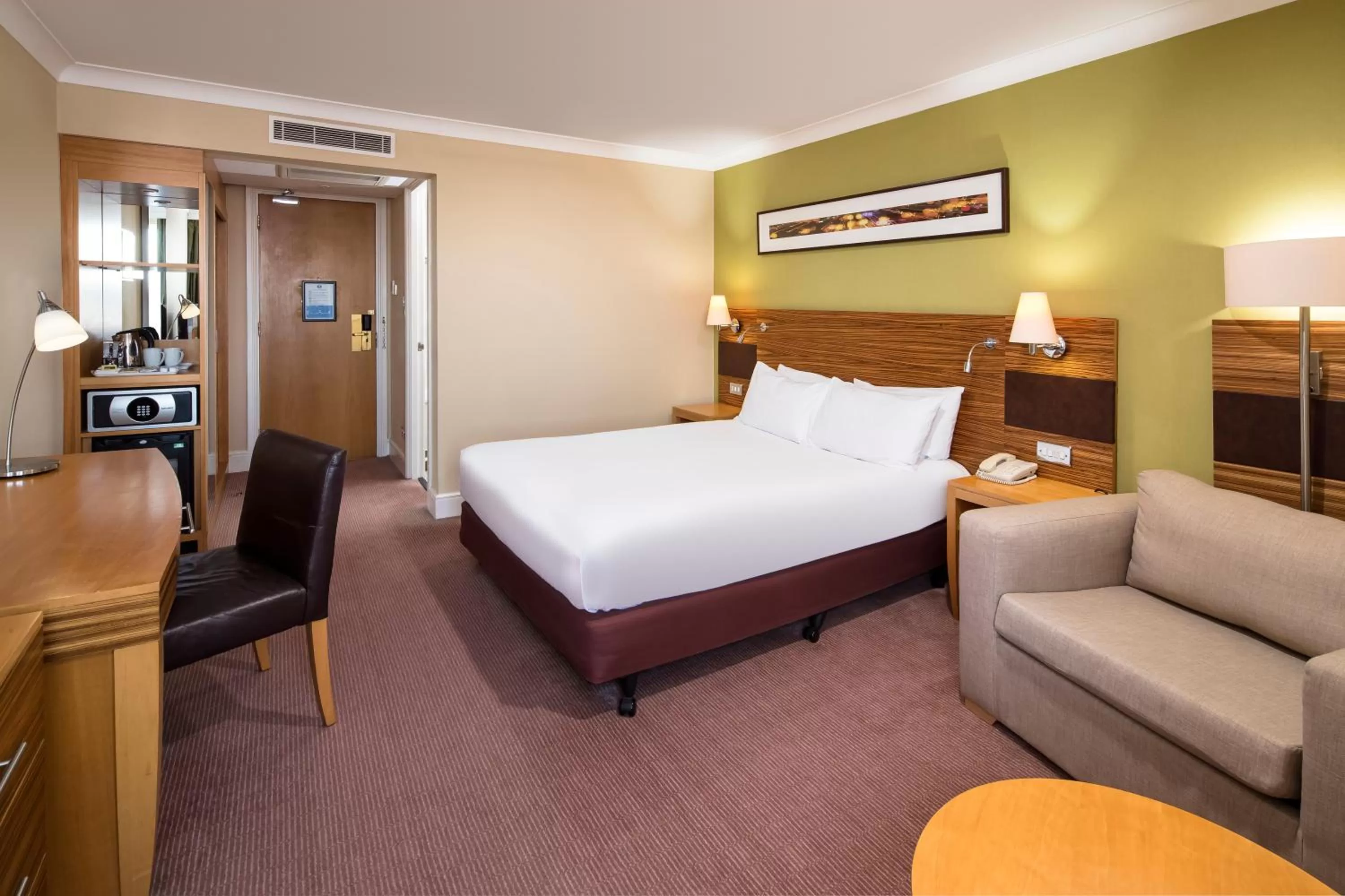 Photo of the whole room, Bed in Crowne Plaza Chester by IHG