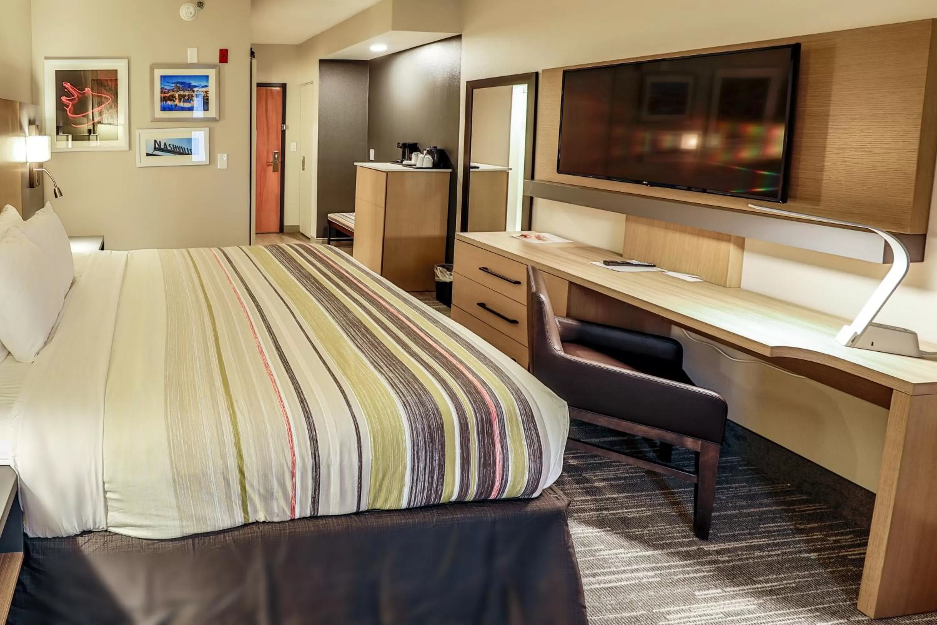 Bed in Country Inn & Suites by Radisson Nashville Airport TN