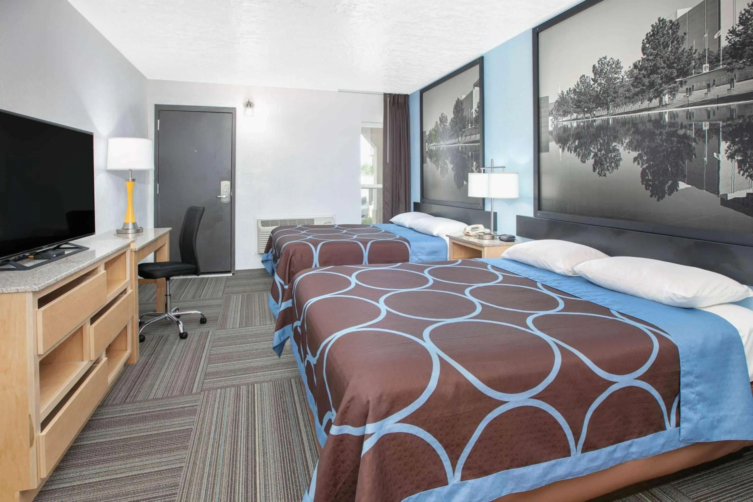 Photo of the whole room, Bed in Super 8 by Wyndham City of Moore