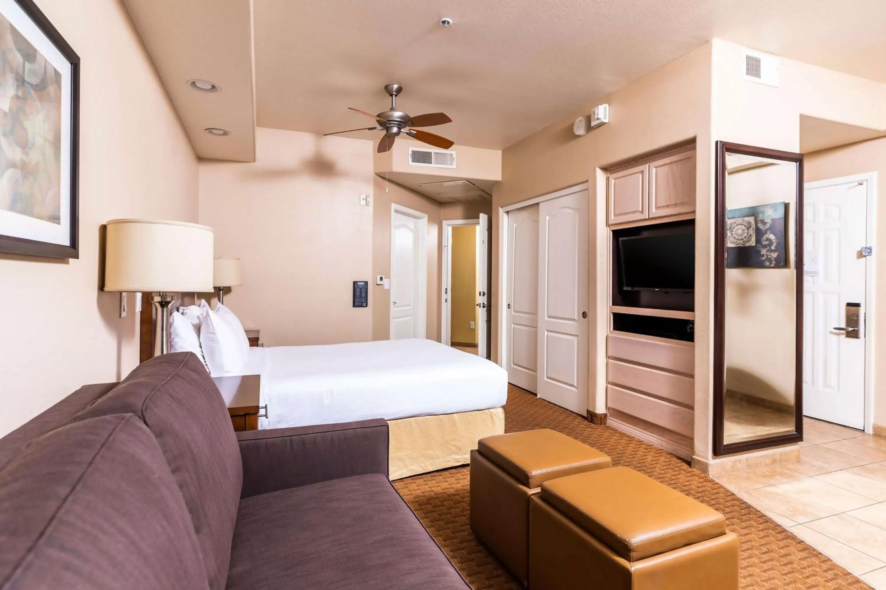 Living room, Bed in Hilton Vacation Club Scottsdale Villa Mirage