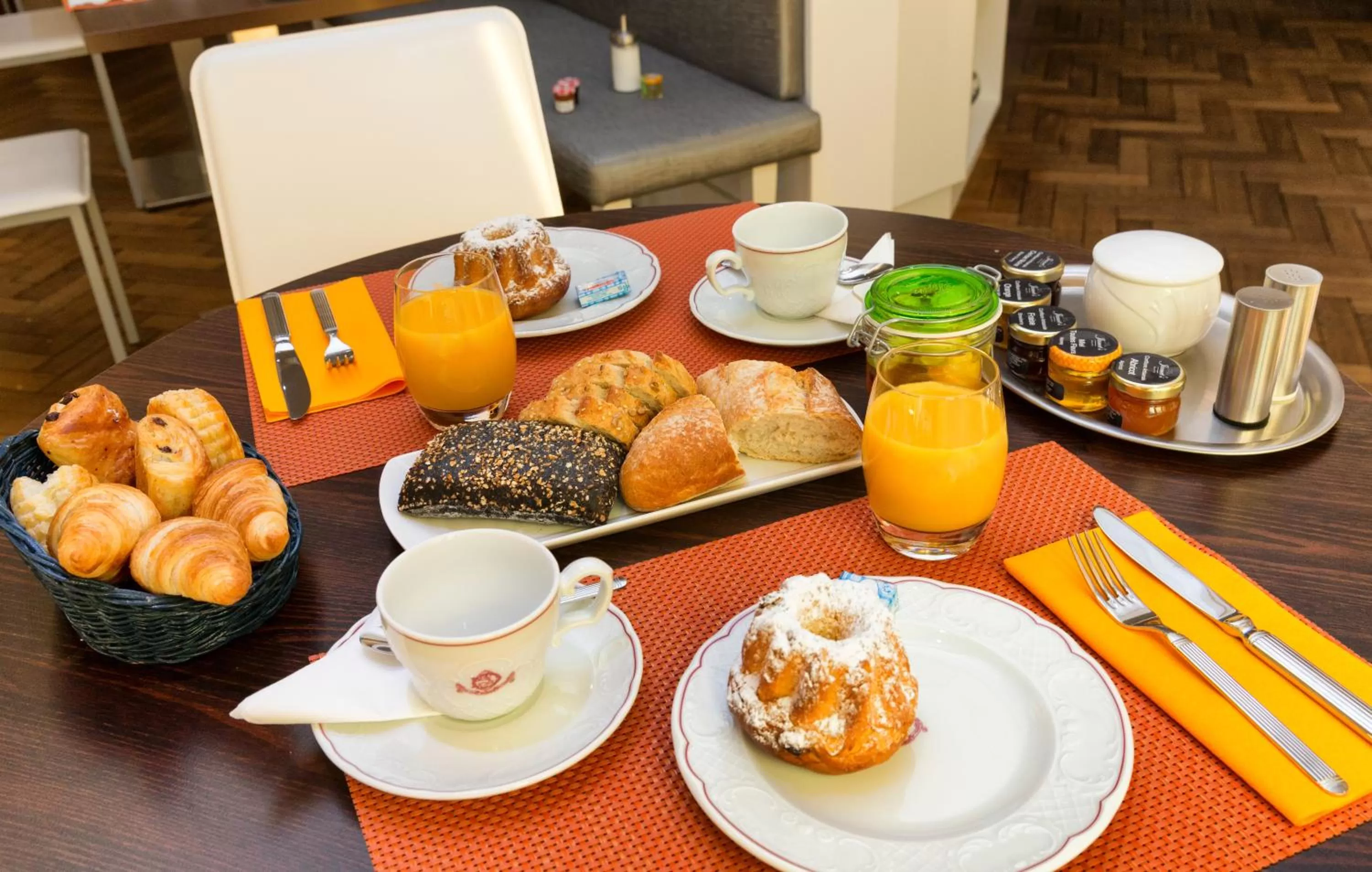 Food and drinks in Hôtel de l'Europe by HappyCulture