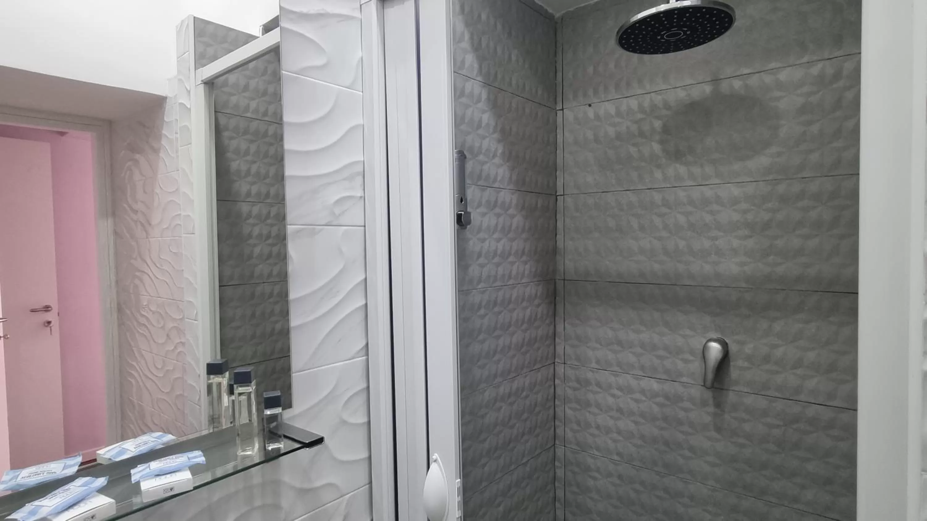 Shower, Bathroom in Archivio Storico Napoli Centro