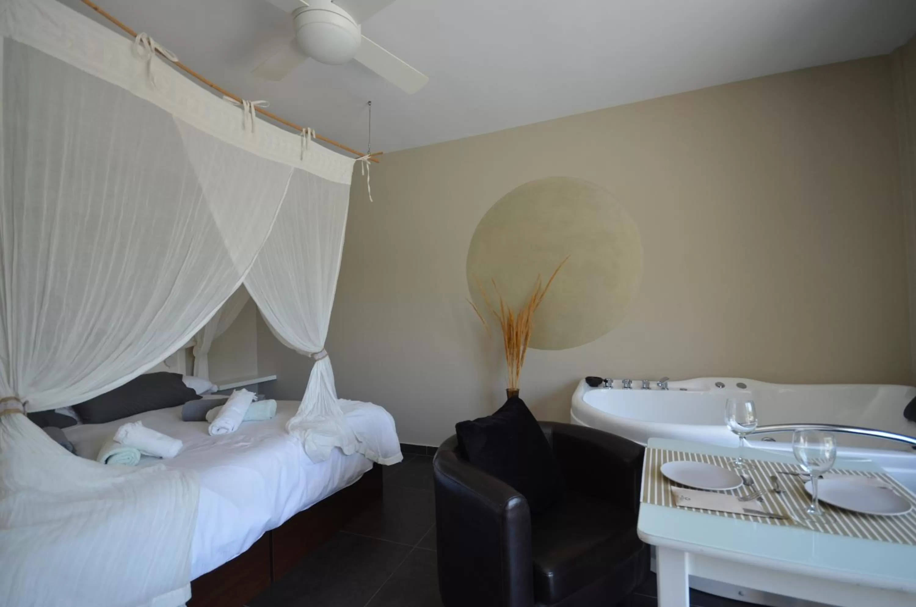 Hot Tub, Bed in El Pao Spa