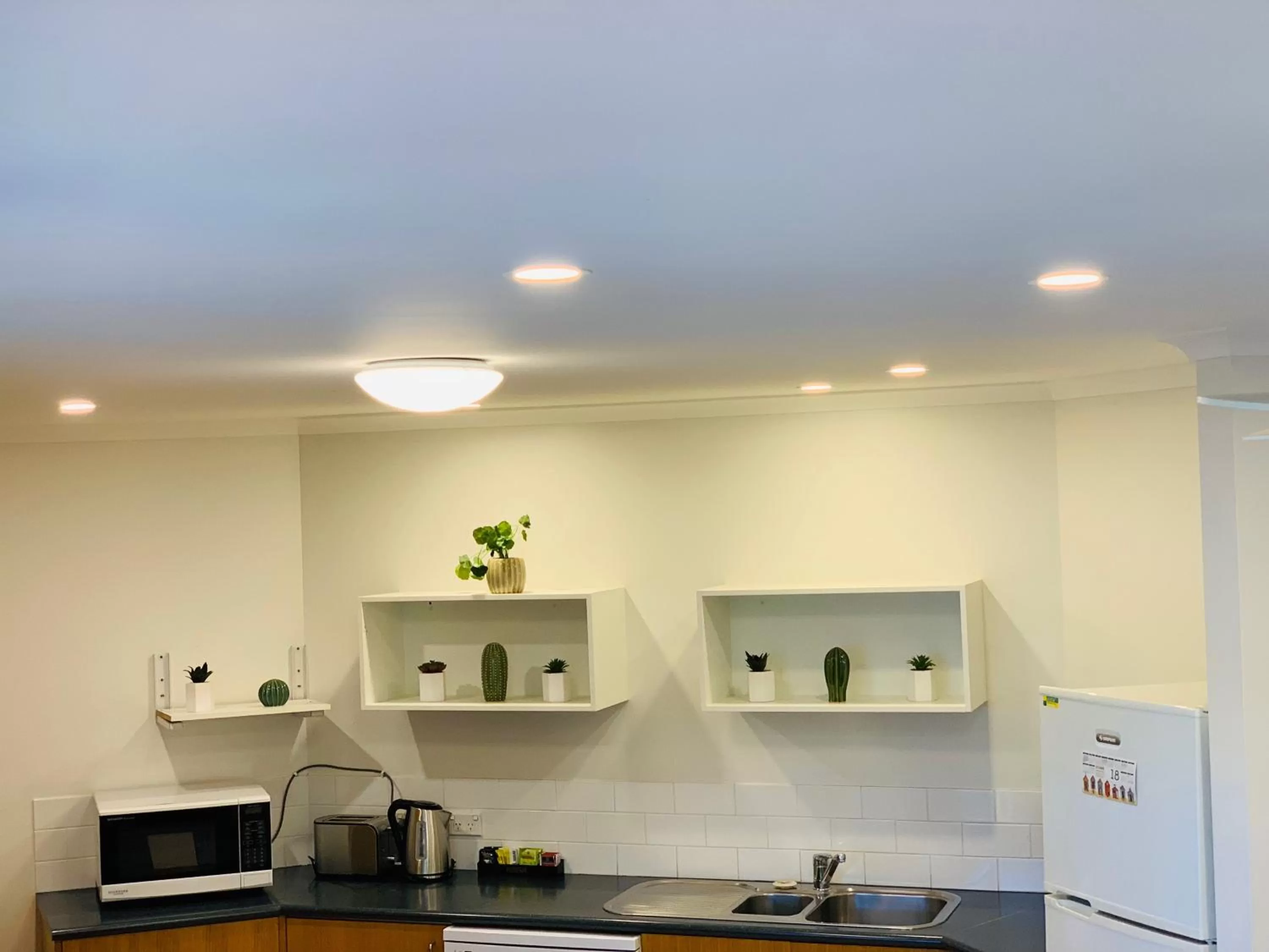 Kitchen or kitchenette in Sandpiper Motel Apollo Bay