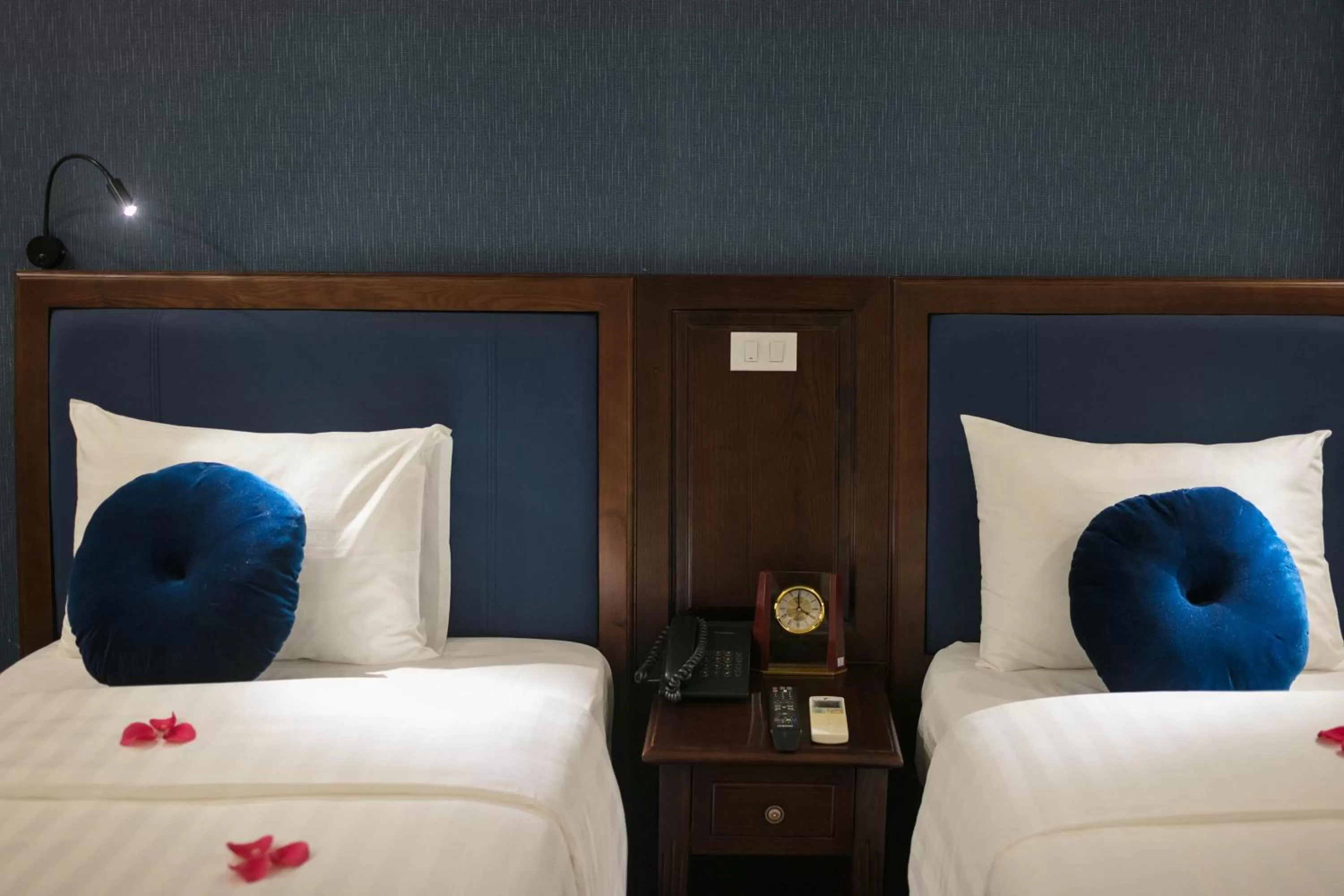 Bedroom, Bed in Holiday Emerald Hotel