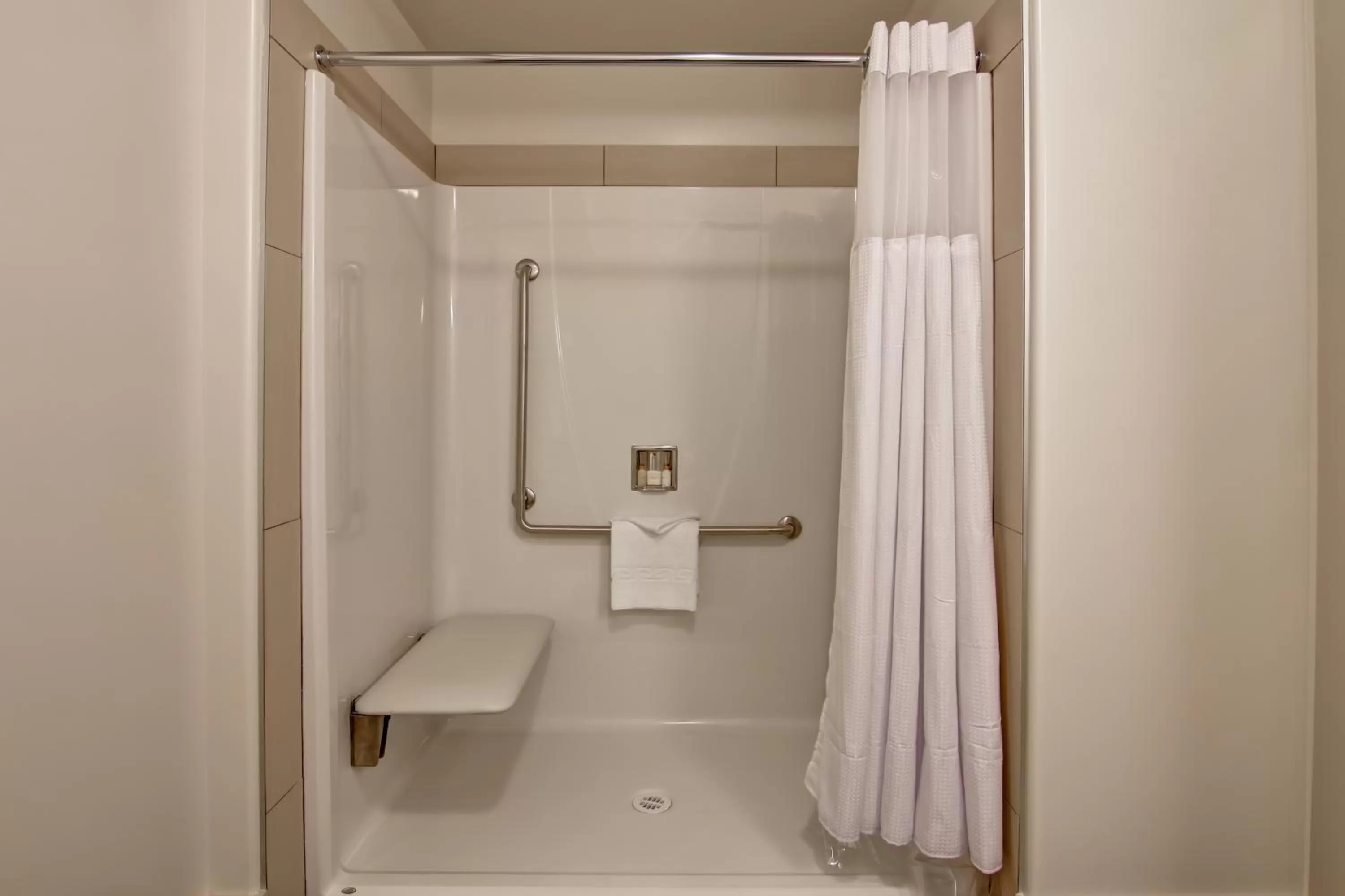 Shower in Chateau Nova Yellowknife