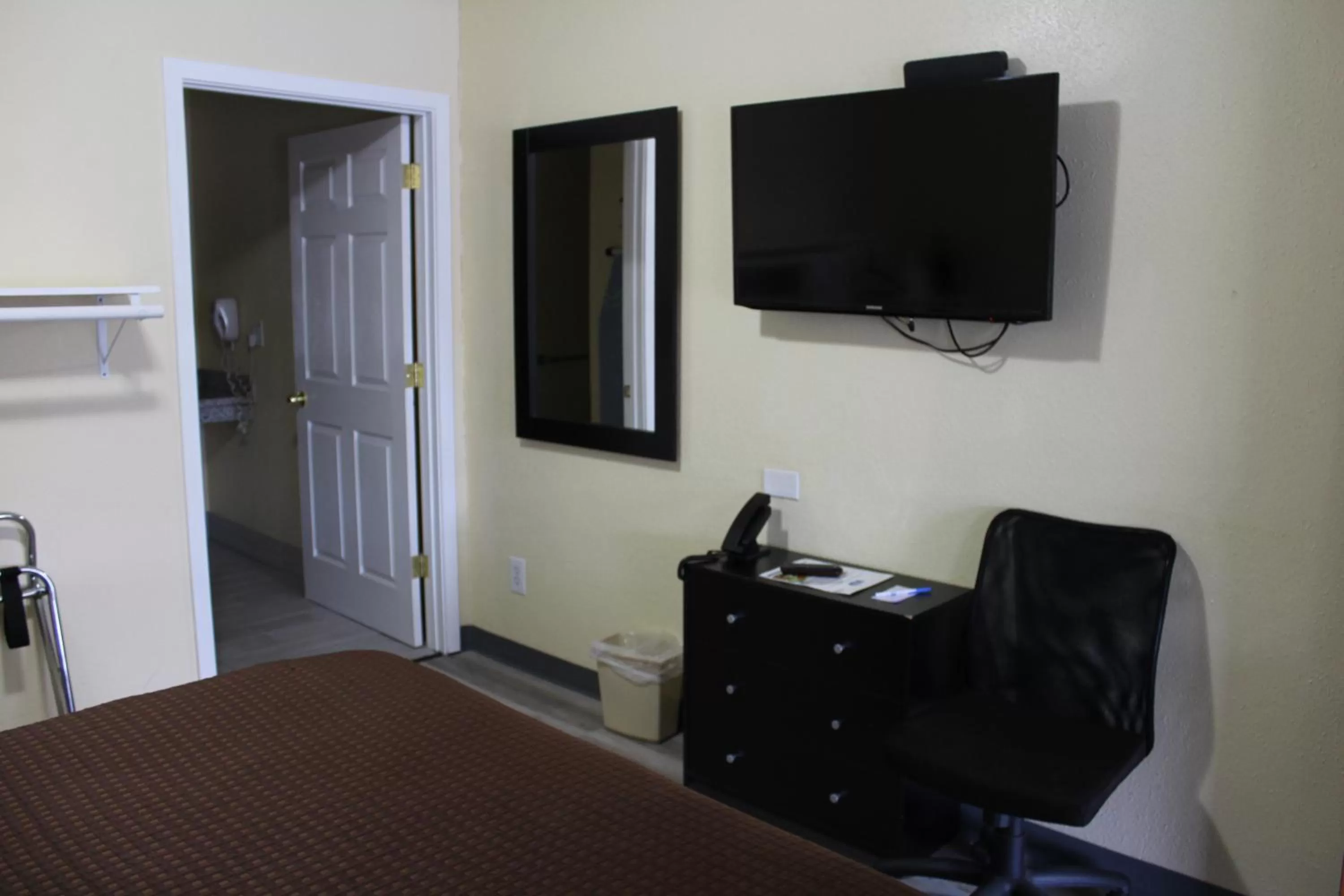 TV and multimedia in Rodeway Inn Medford South I-5