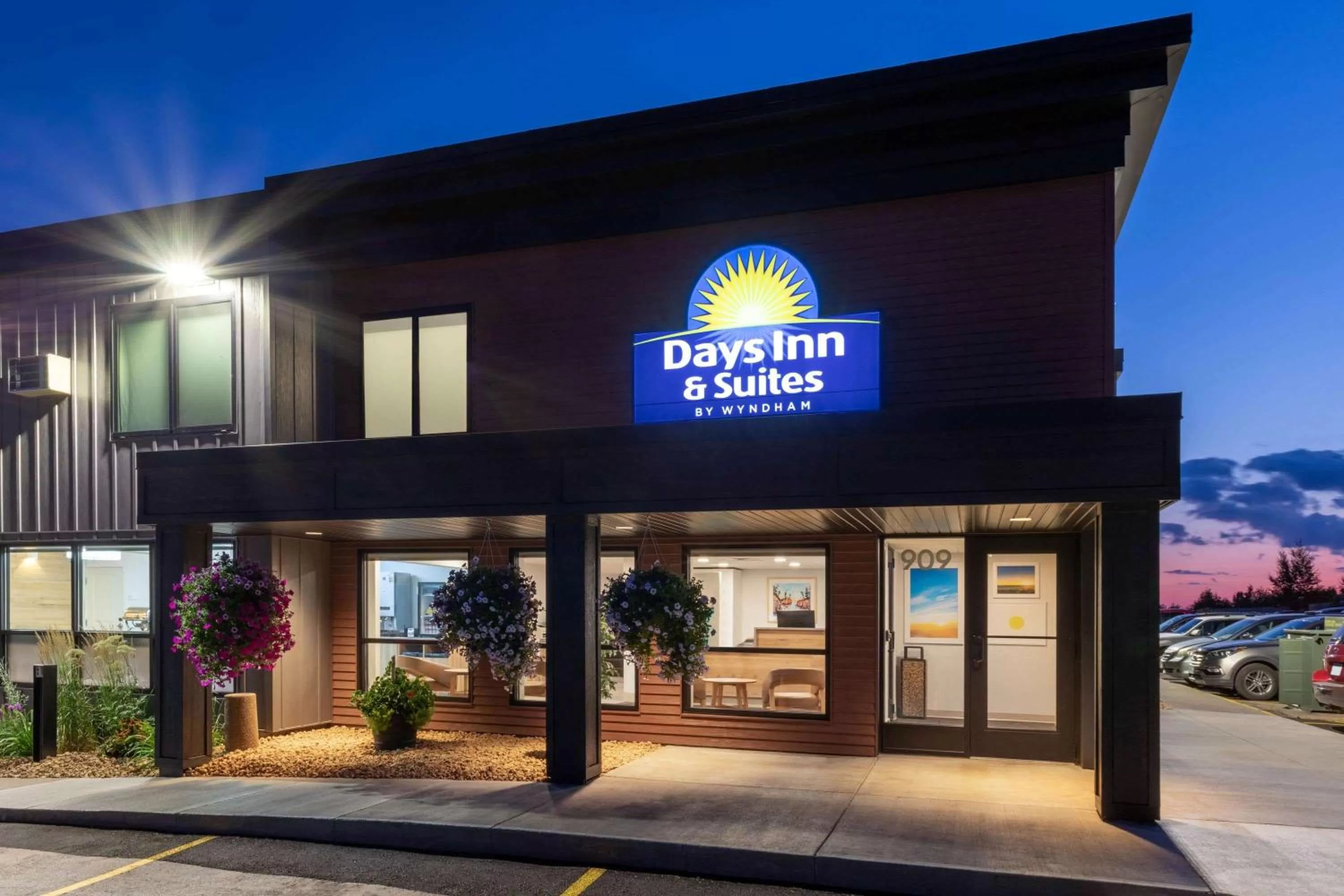 Property building in Days Inn & Suites by Wyndham Duluth by the Mall