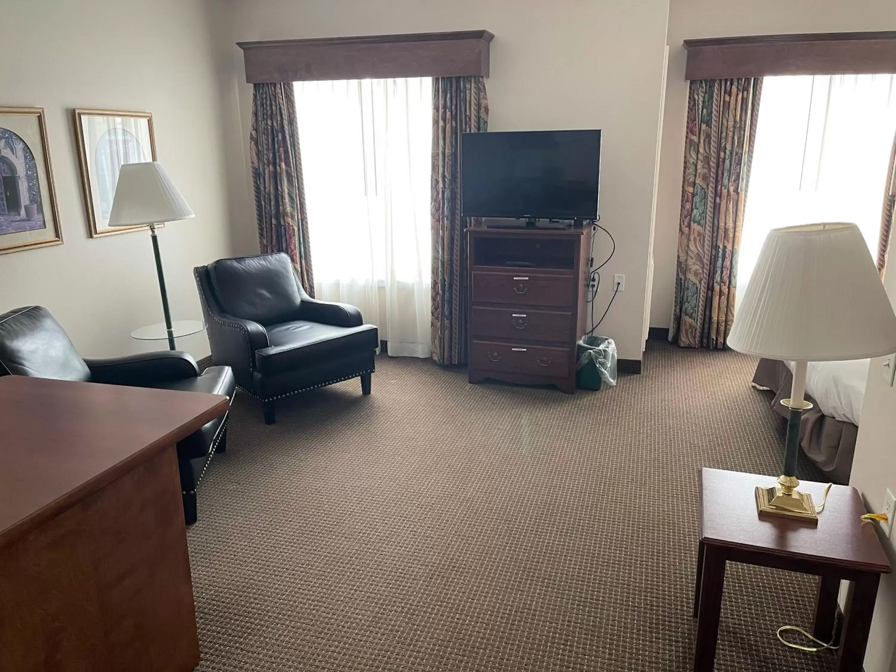 Queen Studio Suite-Disability Access in River Hills Hotel- Mankato Queen Studio Suite-Disability Access in River Hills Hotel- Mankato