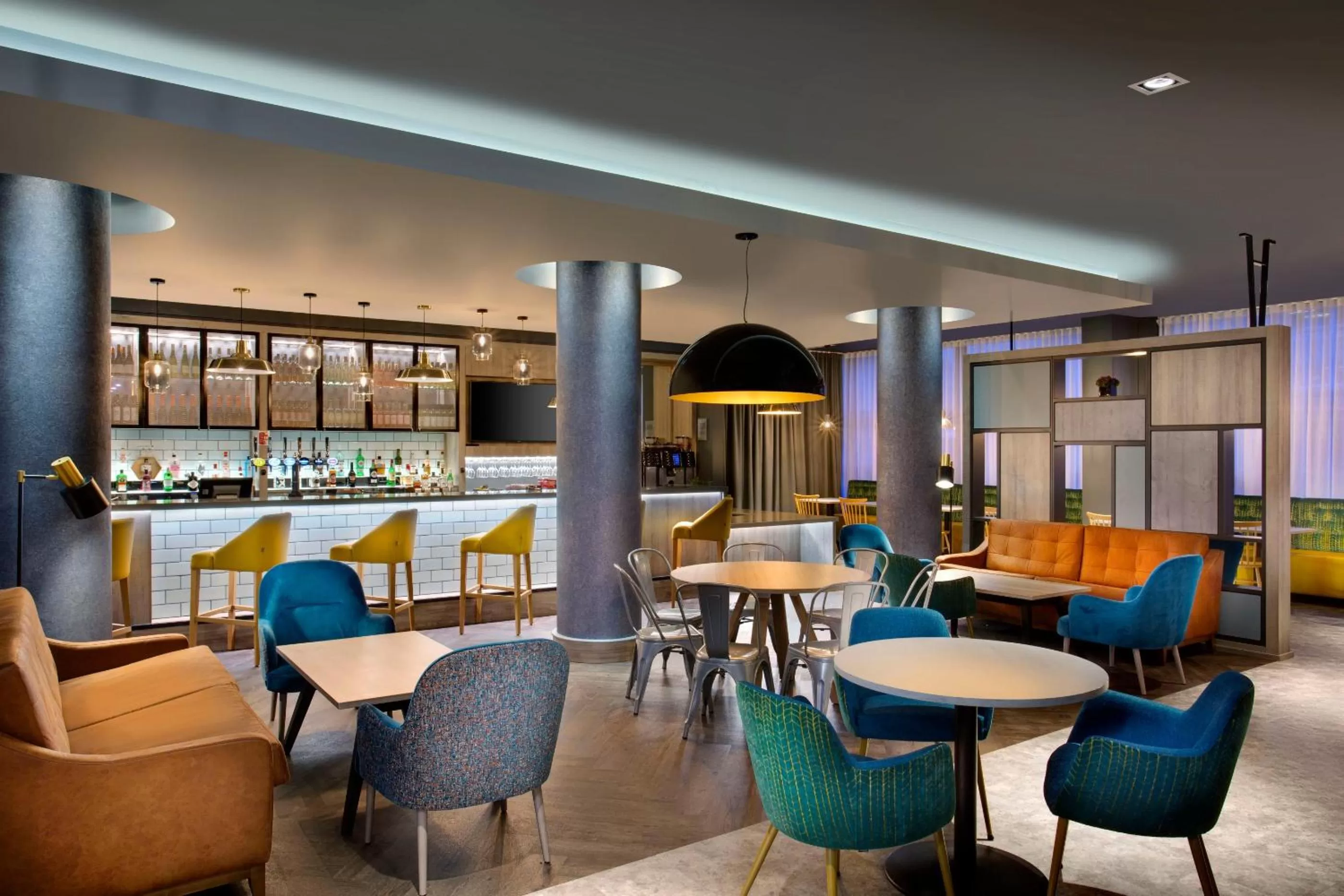 Lounge or bar in Leonardo Hotel Swindon