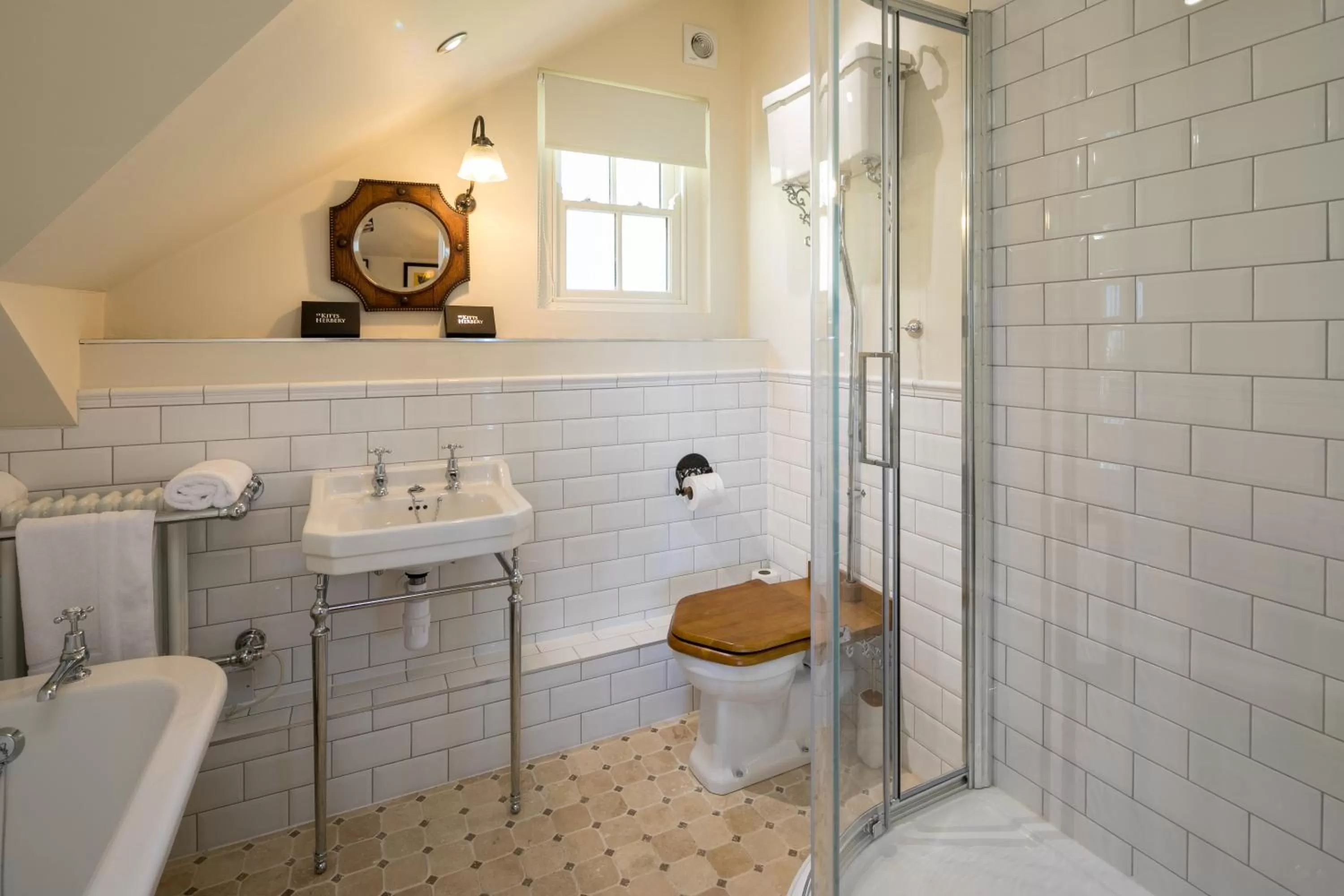 Shower in Tolcarne Beach Colonial Restaurant and Rooms