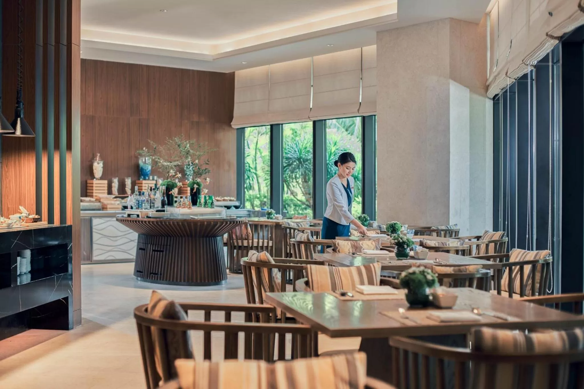 Lounge or bar in Crowne Plaza Sanya Haitang Bay Resort by IHG