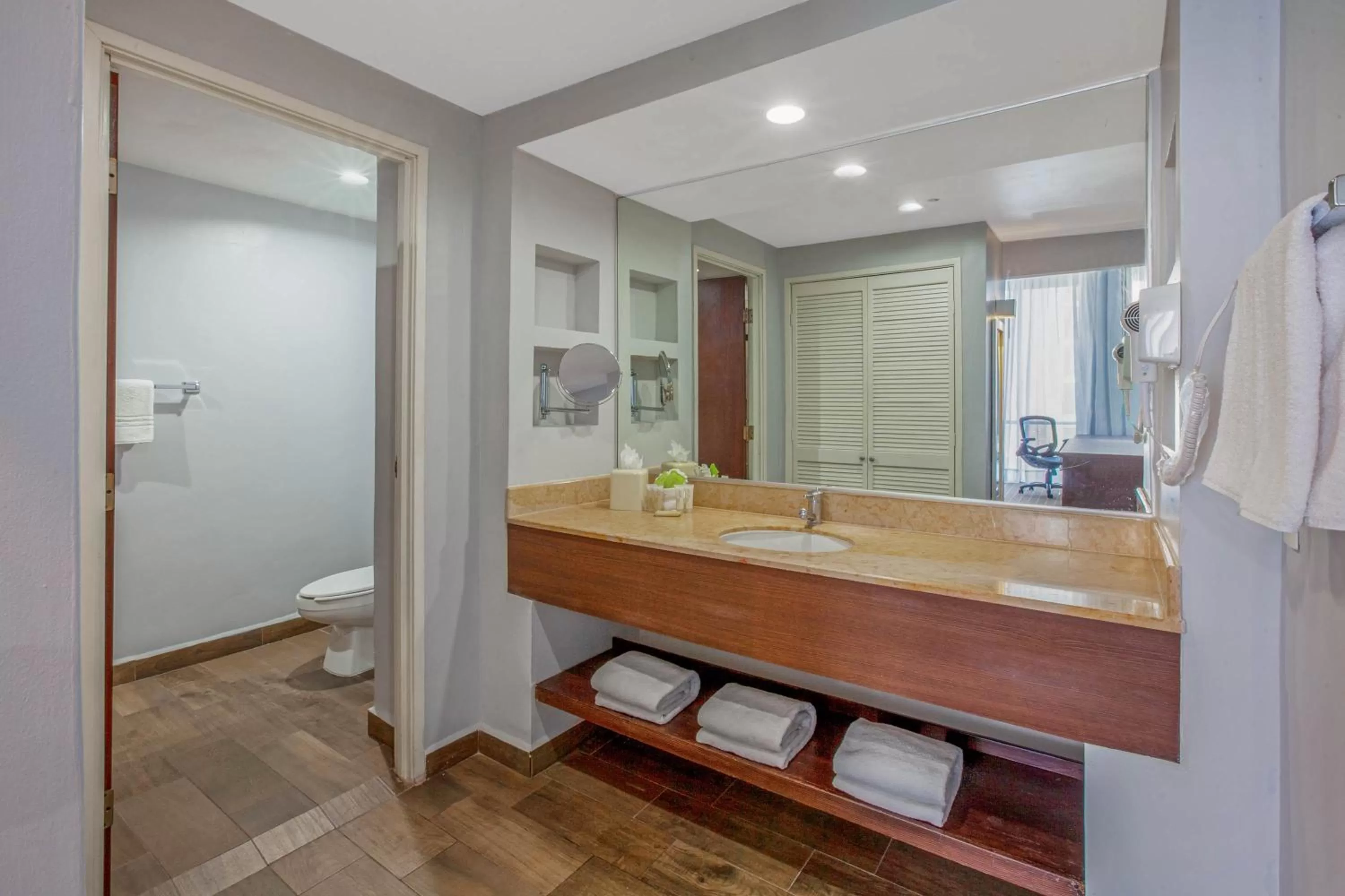 Toilet in CHN Hotel Monterrey Centro, Trademark Collection by Wyndham